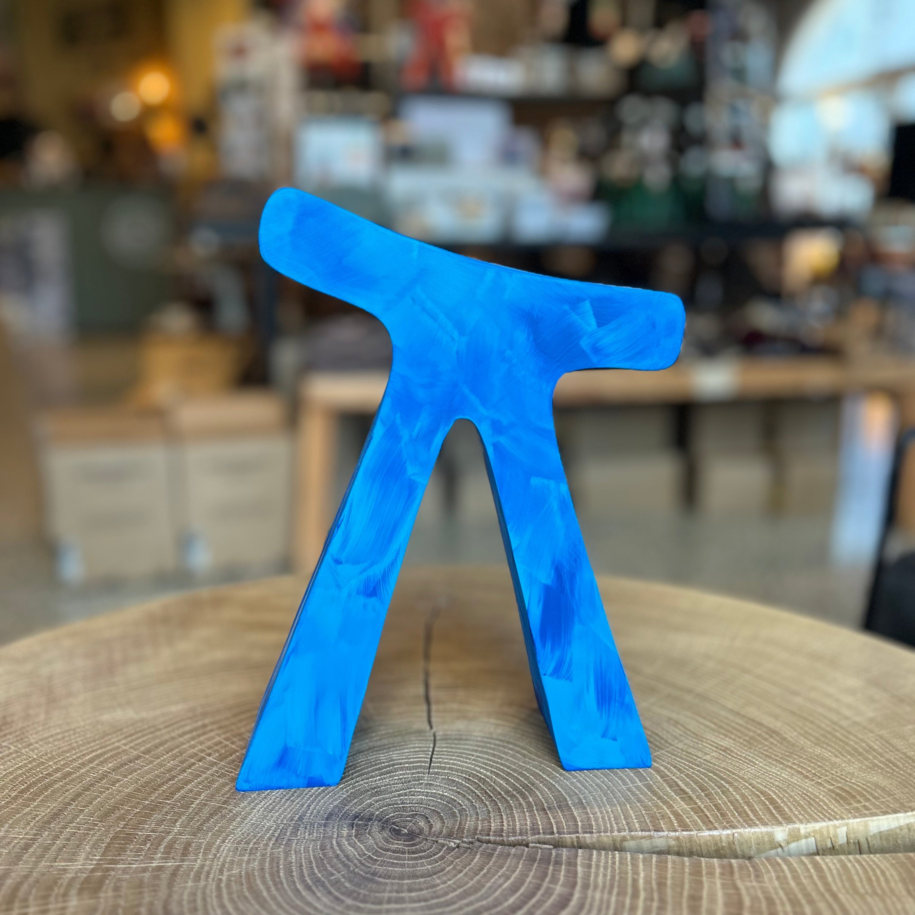 Skulptur „Alwinchen“ in großer Ausführung, auf einem runden Holztisch im Laden präsentiert. Moderne Dekofigur. Ideal als Geschenk, Wohnaccessoire oder Ruhrgebiets-Souvenir.