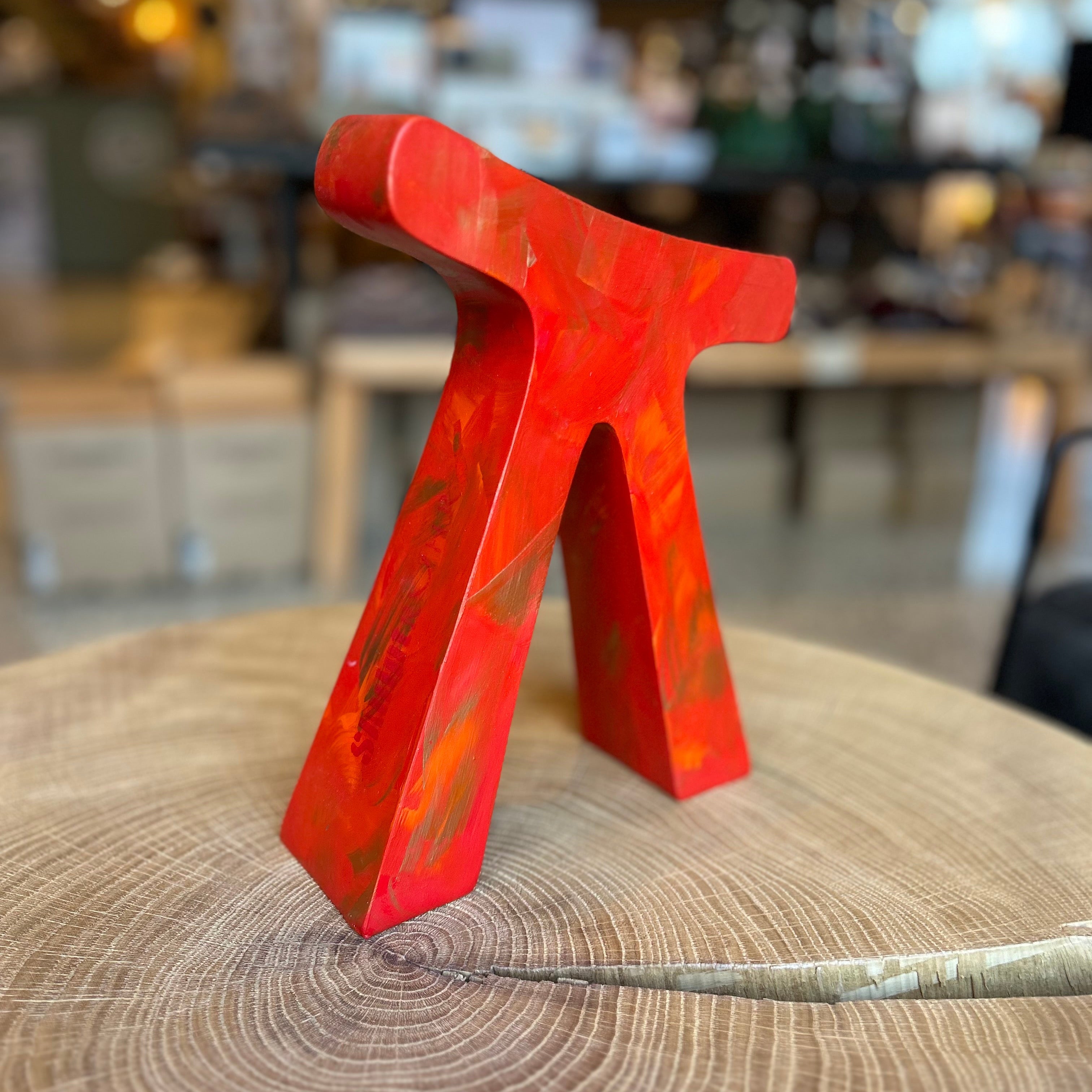 Skulptur „Alwinchen“ in großer Ausführung, auf einem runden Holztisch im Laden präsentiert. Moderne Dekofigur. Ideal als Geschenk, Wohnaccessoire oder Ruhrgebiets-Souvenir.