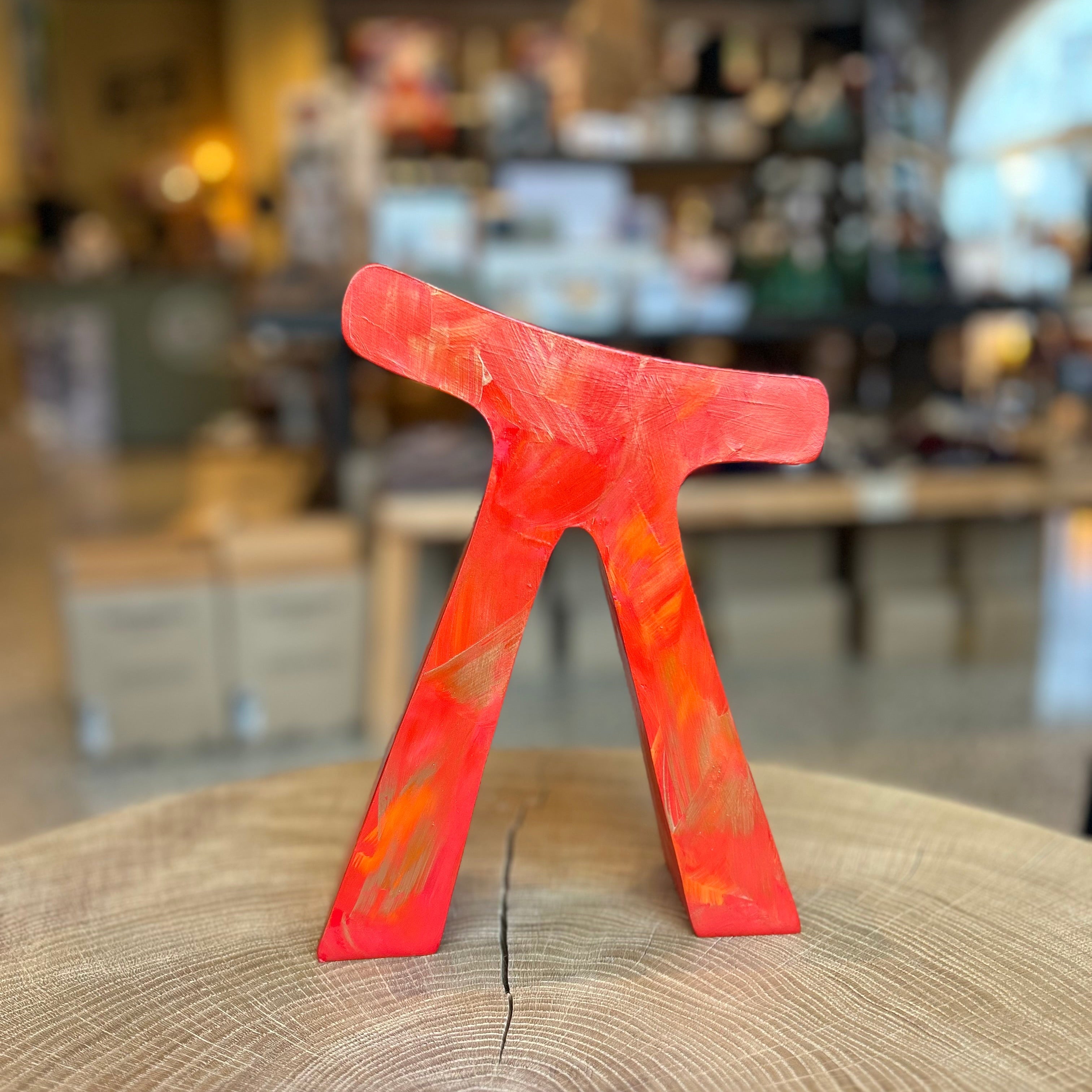 Skulptur „Alwinchen“ in großer Ausführung, auf einem runden Holztisch im Laden präsentiert. Moderne Dekofigur. Ideal als Geschenk, Wohnaccessoire oder Ruhrgebiets-Souvenir.