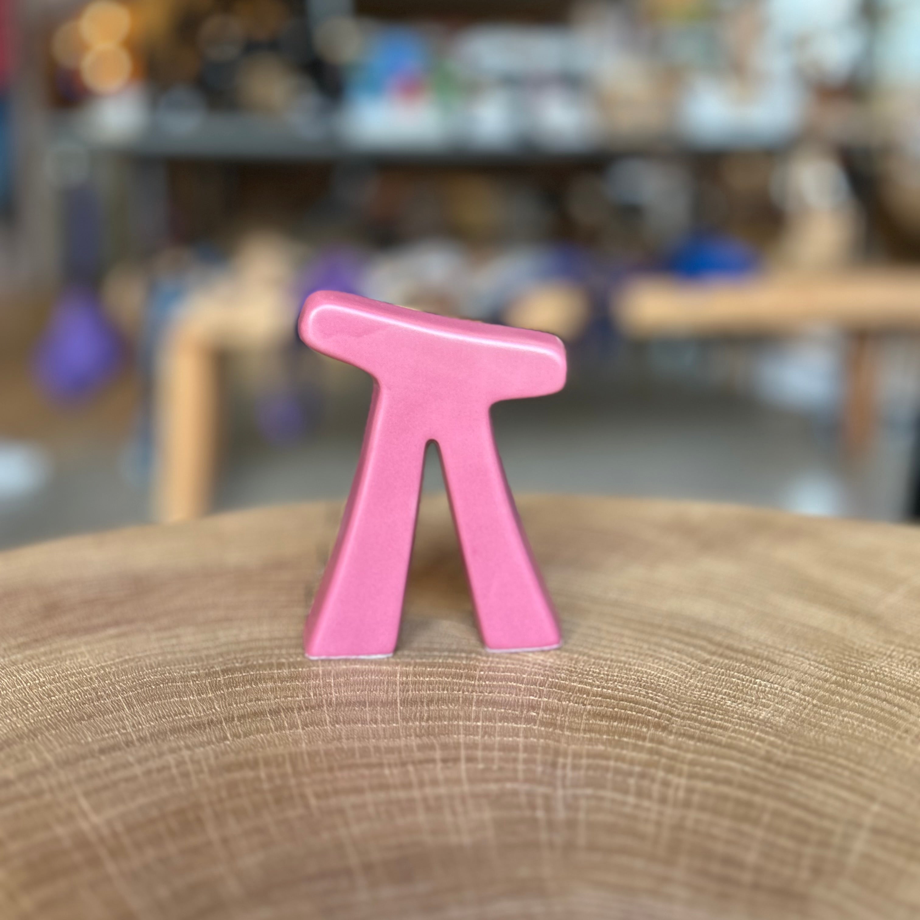 Alwinchen Special Edition Rosa – Miniatur Förderturm aus dem Ruhrgebiet, modernes Deko- und Sammlerstück im schwarzen Stoffbeutel mit Label „Der Förderturm in Farbe“ von Pott in Farbe