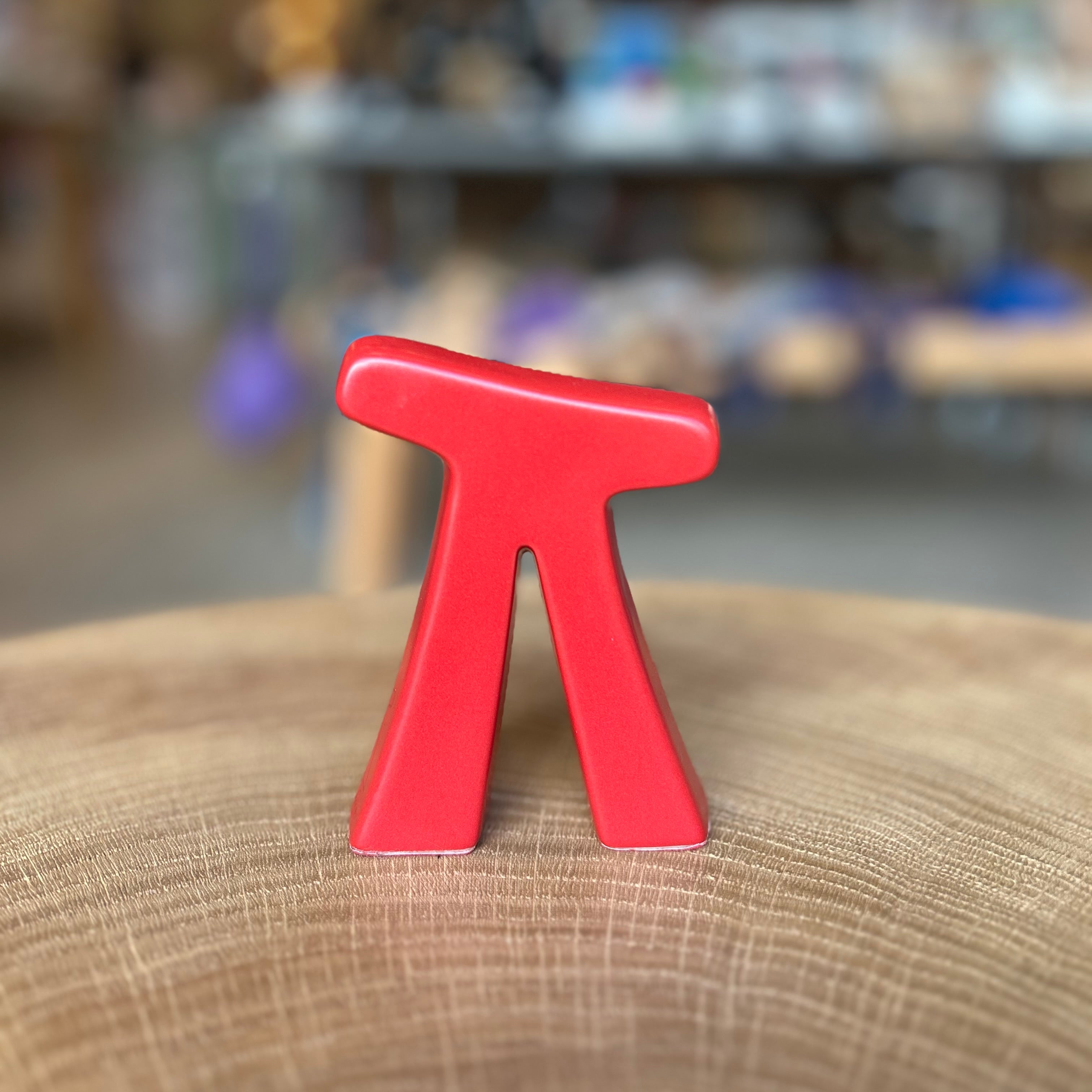 Alwinchen Special Edition Rot – Miniatur Förderturm aus dem Ruhrgebiet, modernes Deko- und Sammlerstück im schwarzen Stoffbeutel mit Label „Der Förderturm in Farbe“ von Pott in Farbe