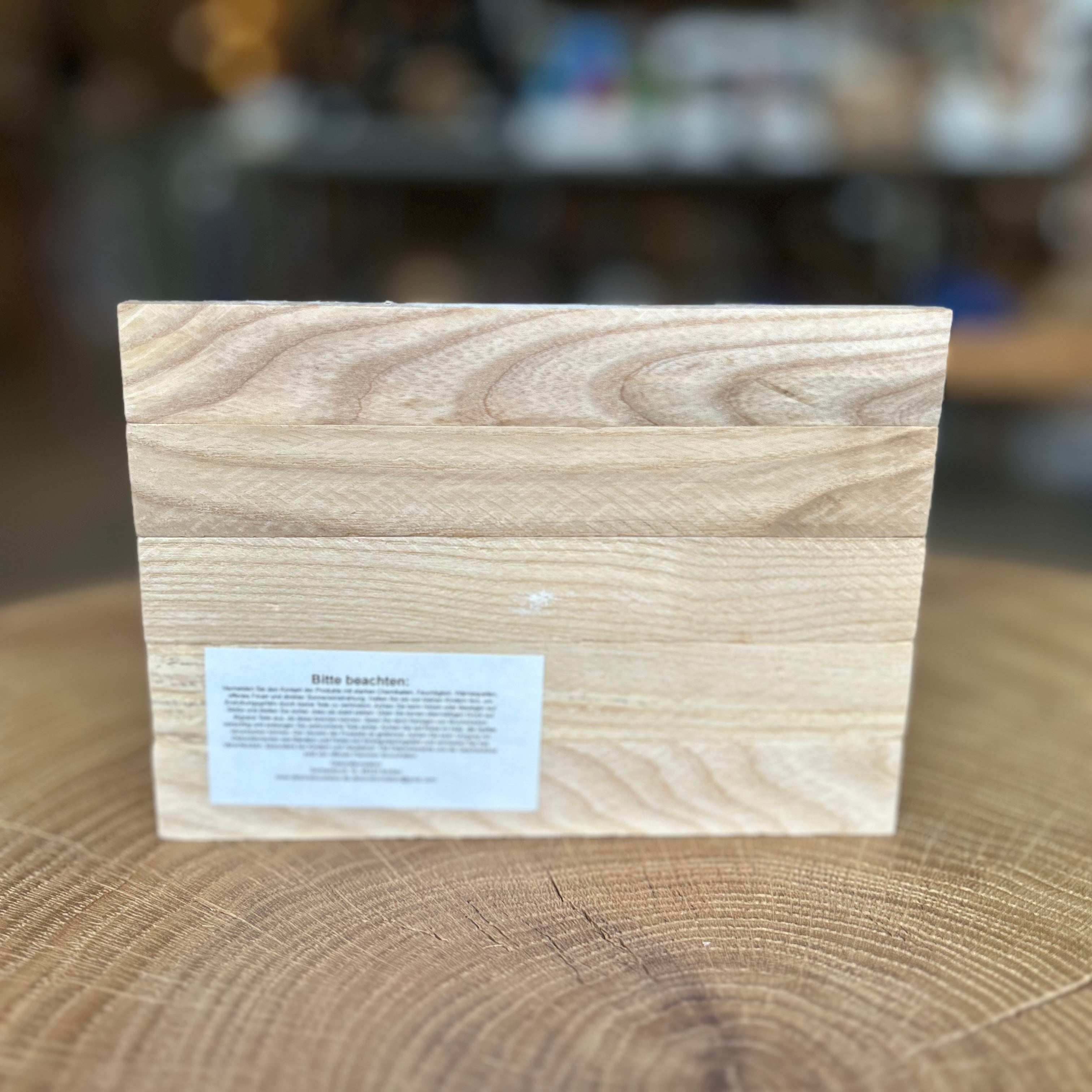 Deko-Schild Auf Kohle geboren, davon die Rückseite aus Holz mit weißer Bergbau-Silhouette – stilvolle Ruhrpott Dekoration, Geschenkidee für Bergleute und Ruhrgebiet-Fans.