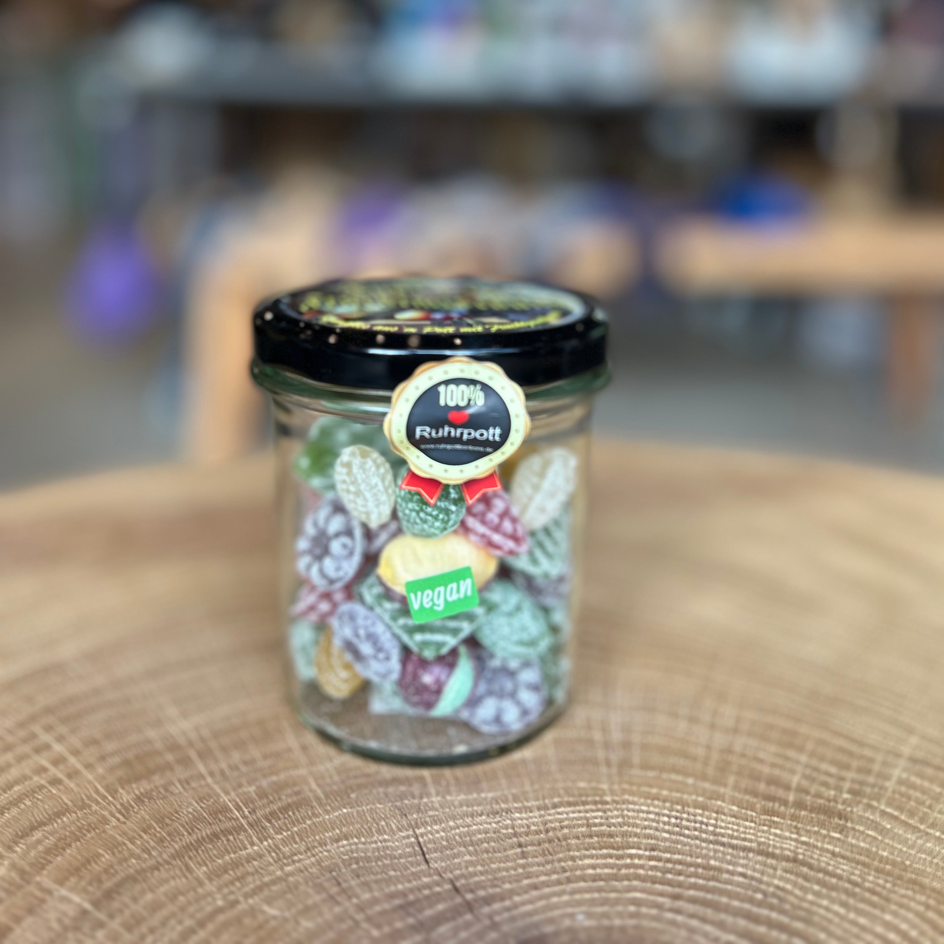 Fruchtmischung Bonbons im Glas – vegane Ruhrpott Bonbons in verschiedenen Fruchtsorten, 100 % Ruhrgebiet, bunte Süßigkeiten im wiederverwendbaren Glas.