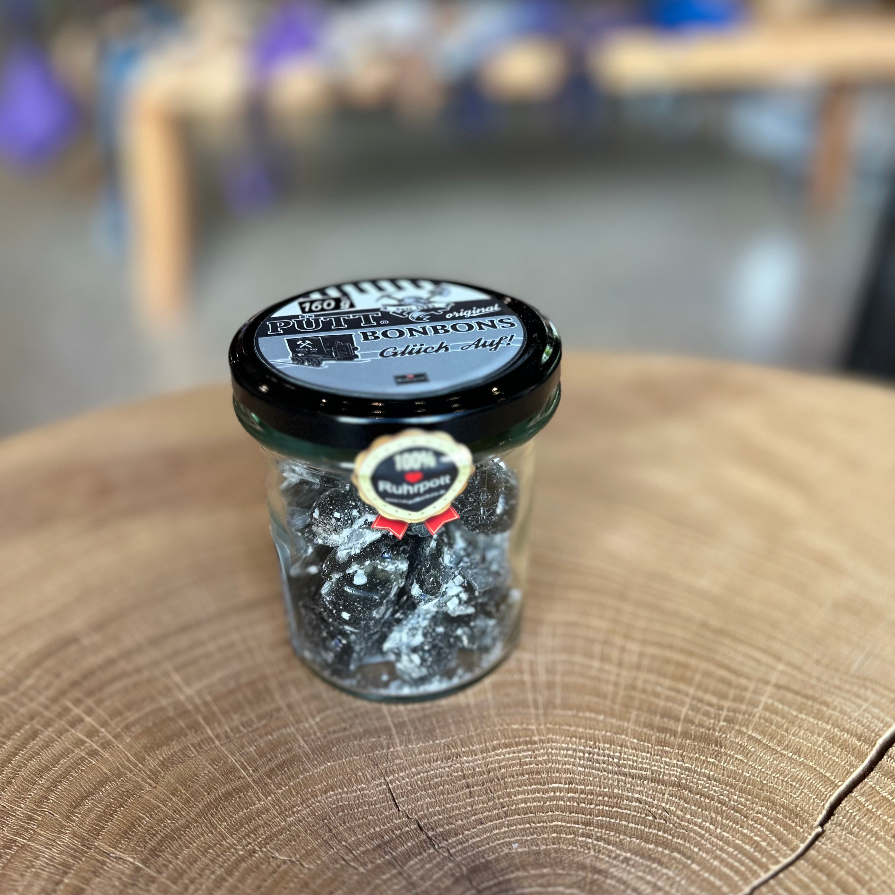 Pütt Bonbons Lakritz im Glas – Ruhrpott Süßigkeit mit kräftigem Lakritzgeschmack, 100 % Ruhrgebiet, traditionelle Bonbons im wiederverwendbaren Glas.