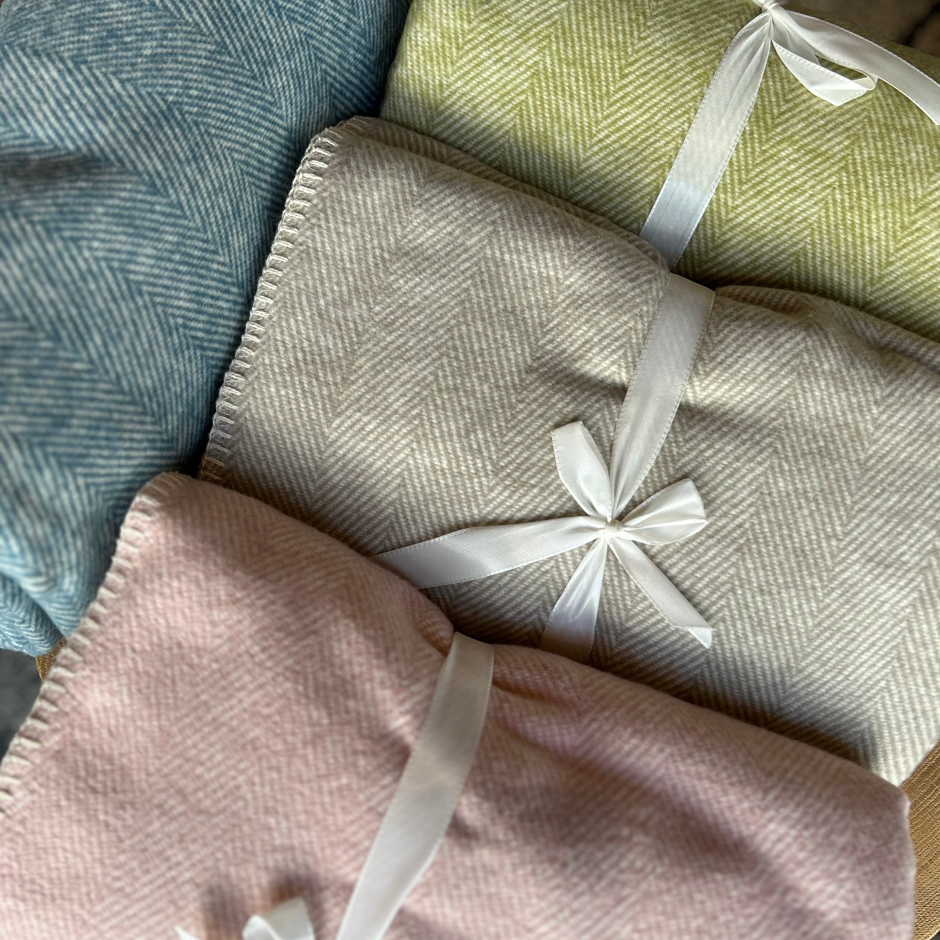 Weiche Decken aus 100 % Bio-Baumwolle – nachhaltige Kuscheldecken mit zartem Fischgrätenmuster, umweltfreundlich hergestellt, ideal für Sofa, Bett oder Babyzimmer, hautfreundlich und waschbar.