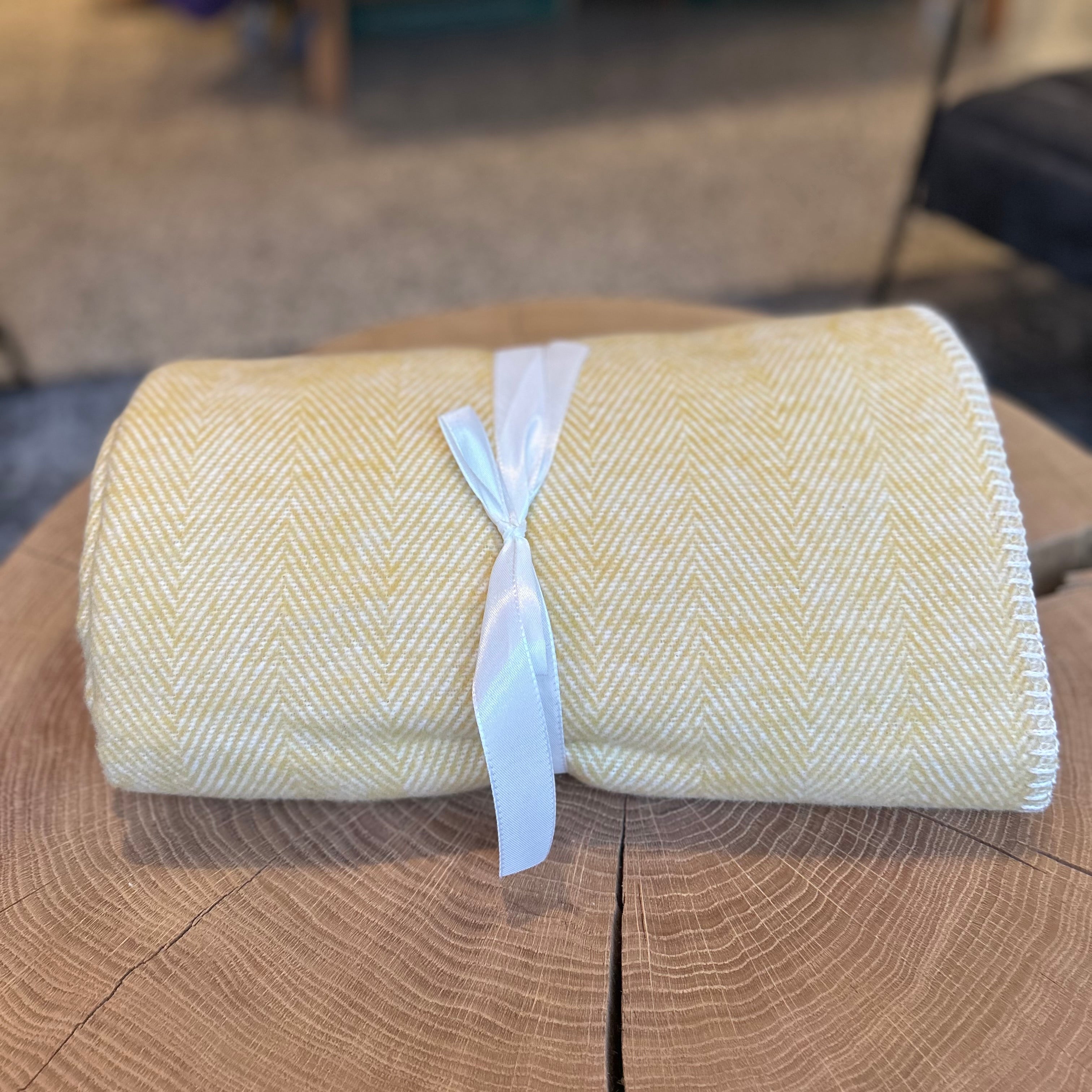 Weiche gelbe Decke aus 100 % Bio-Baumwolle – nachhaltige Kuscheldecke mit zartem Fischgrätenmuster, umweltfreundlich hergestellt, ideal für Sofa, Bett oder Babyzimmer, hautfreundlich und waschbar.