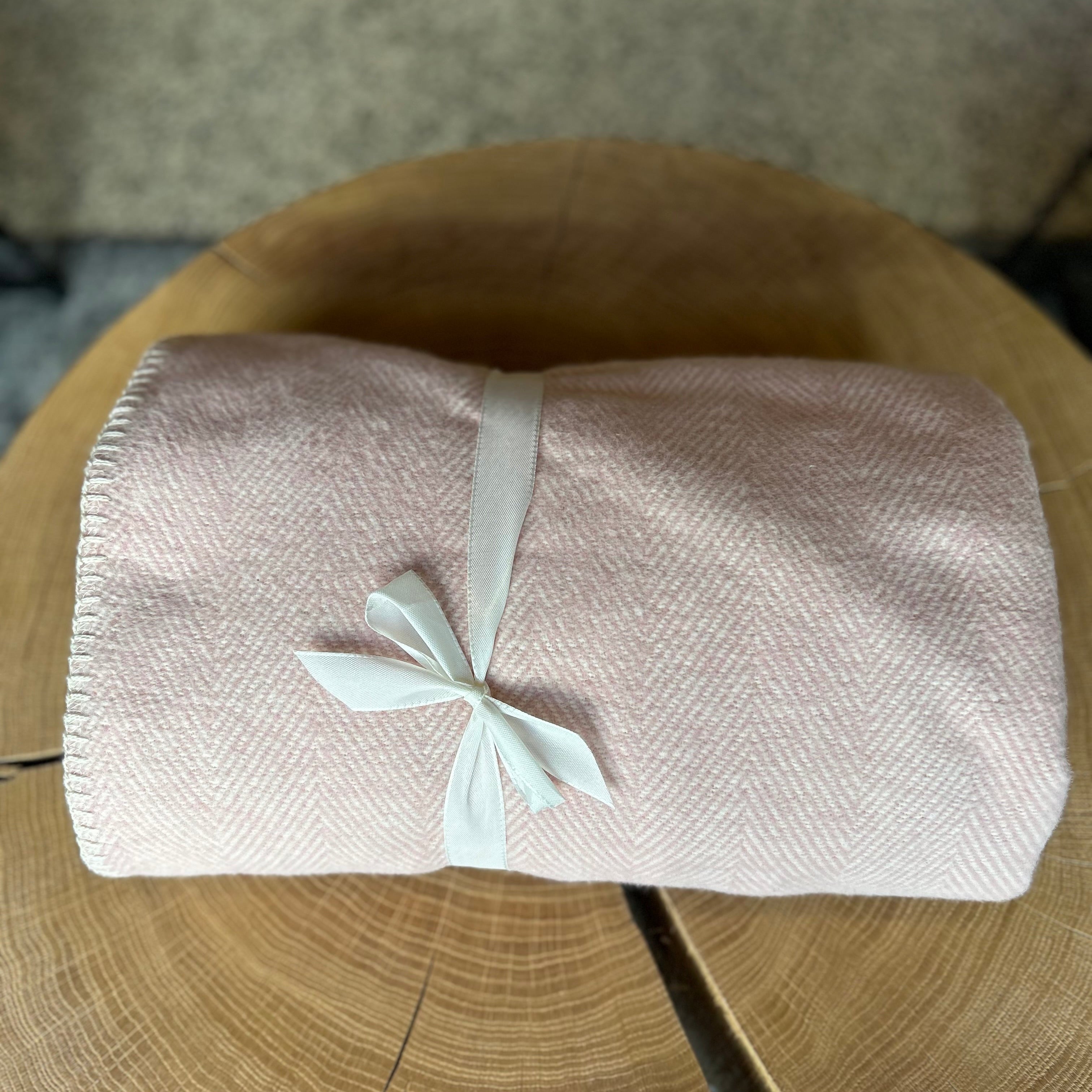 Weiche hell-rosa Decke aus 100 % Bio-Baumwolle – nachhaltige Kuscheldecke mit zartem Fischgrätenmuster, umweltfreundlich hergestellt, ideal für Sofa, Bett oder Babyzimmer, hautfreundlich und waschbar.