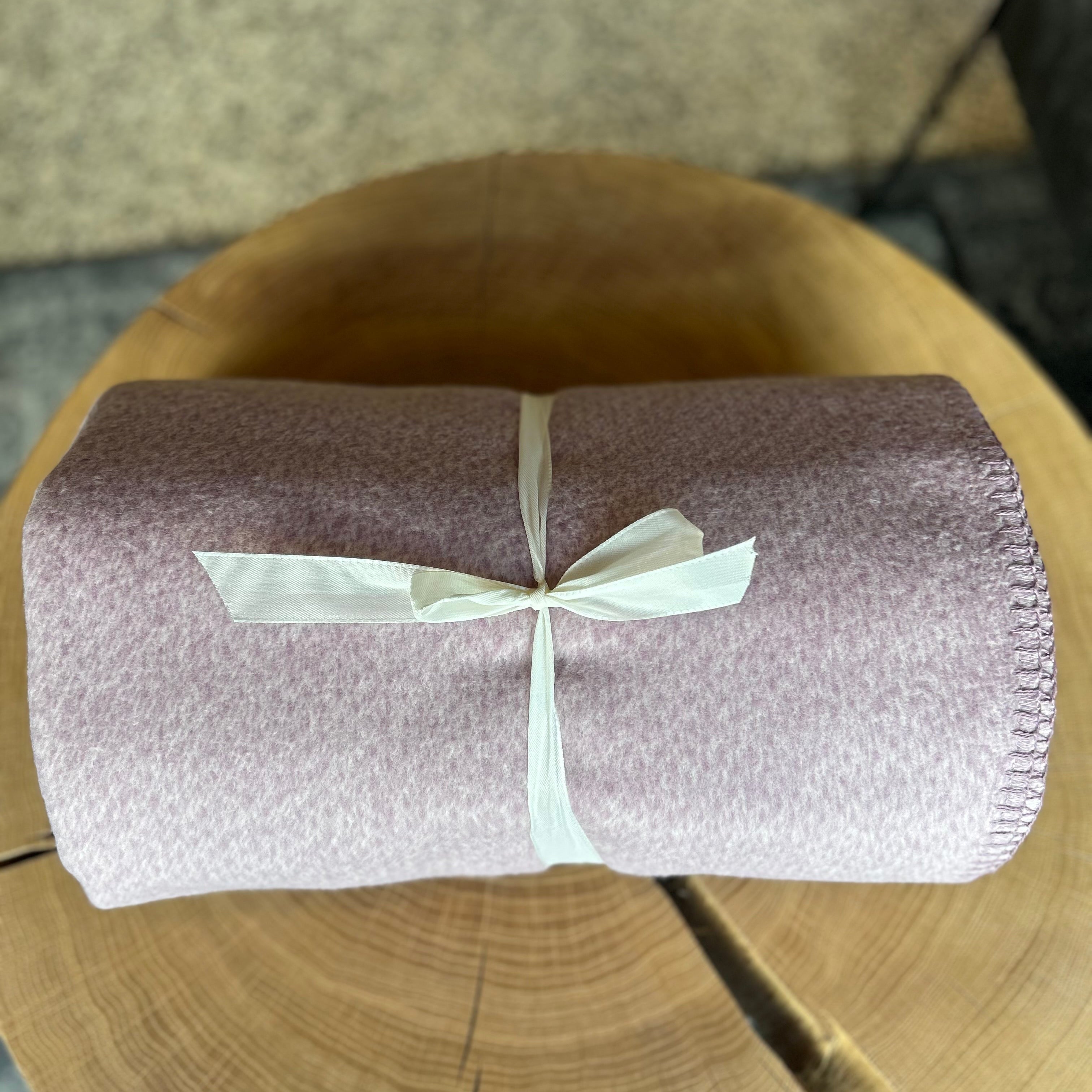 Weiche rosa Decke aus 100 % Bio-Baumwolle – nachhaltige Kuscheldecke mit zartem Fischgrätenmuster, umweltfreundlich hergestellt, ideal für Sofa, Bett oder Babyzimmer, hautfreundlich und waschbar.