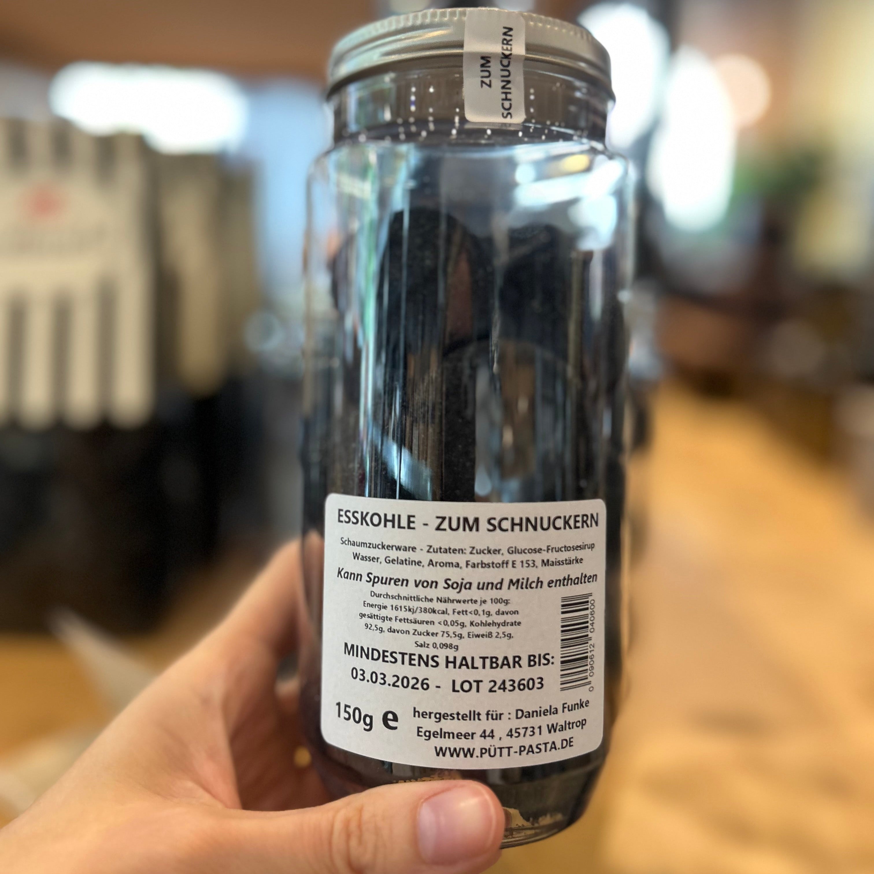 Esskohle Süßigkeit im 150g PET-Glas – Rückseite mit Zutatenliste und Nährwertangaben. Schwarze Schaumzuckerware aus dem Ruhrgebiet, originelle Geschenkidee und Souvenir