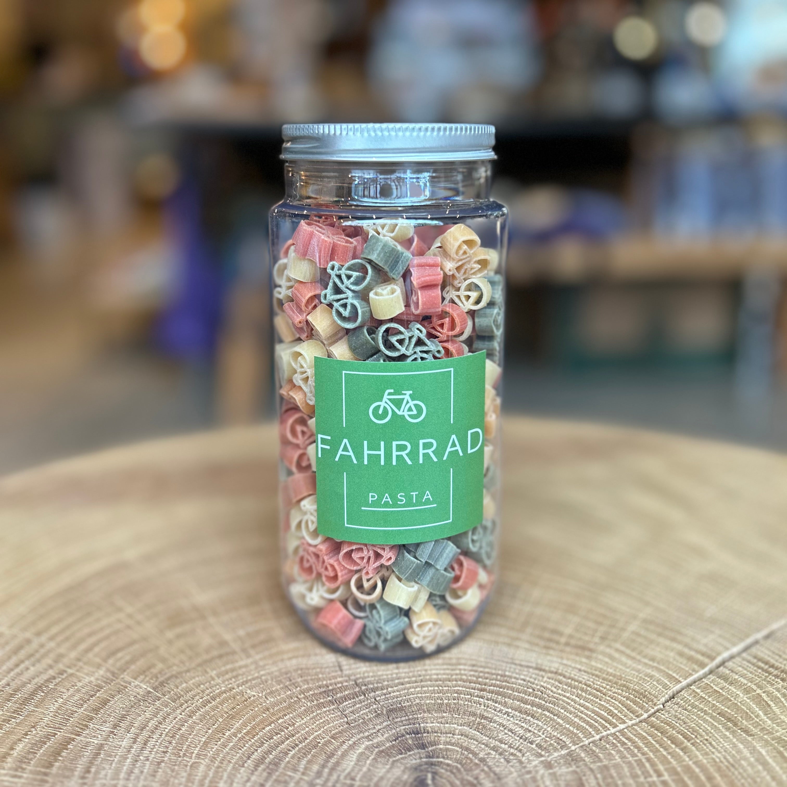 Fahrrad Pasta 250 g im PET-Glas von Pütt Pasta – bunte Nudeln in Fahrradform aus Hartweizengrieß, nachhaltig verpackt im wiederverwendbaren Schraubglas, perfekte Geschenkidee für Fahrradliebhaber und Pasta-Fans.
