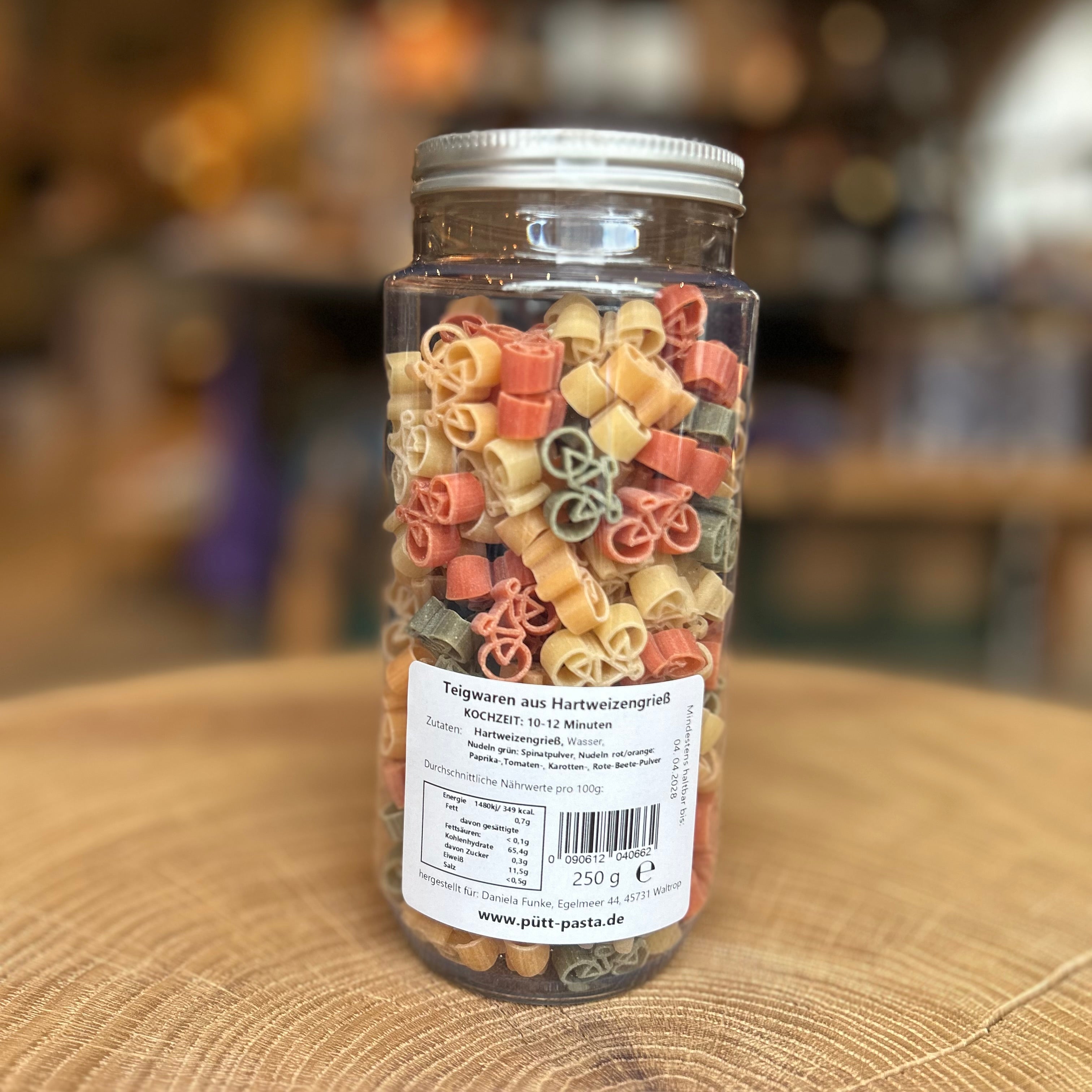Fahrrad Pasta 250 g im PET-Glas von Pütt Pasta – bunte Nudeln in Fahrradform aus Hartweizengrieß, nachhaltig verpackt im wiederverwendbaren Schraubglas, perfekte Geschenkidee für Fahrradliebhaber und Pasta-Fans.