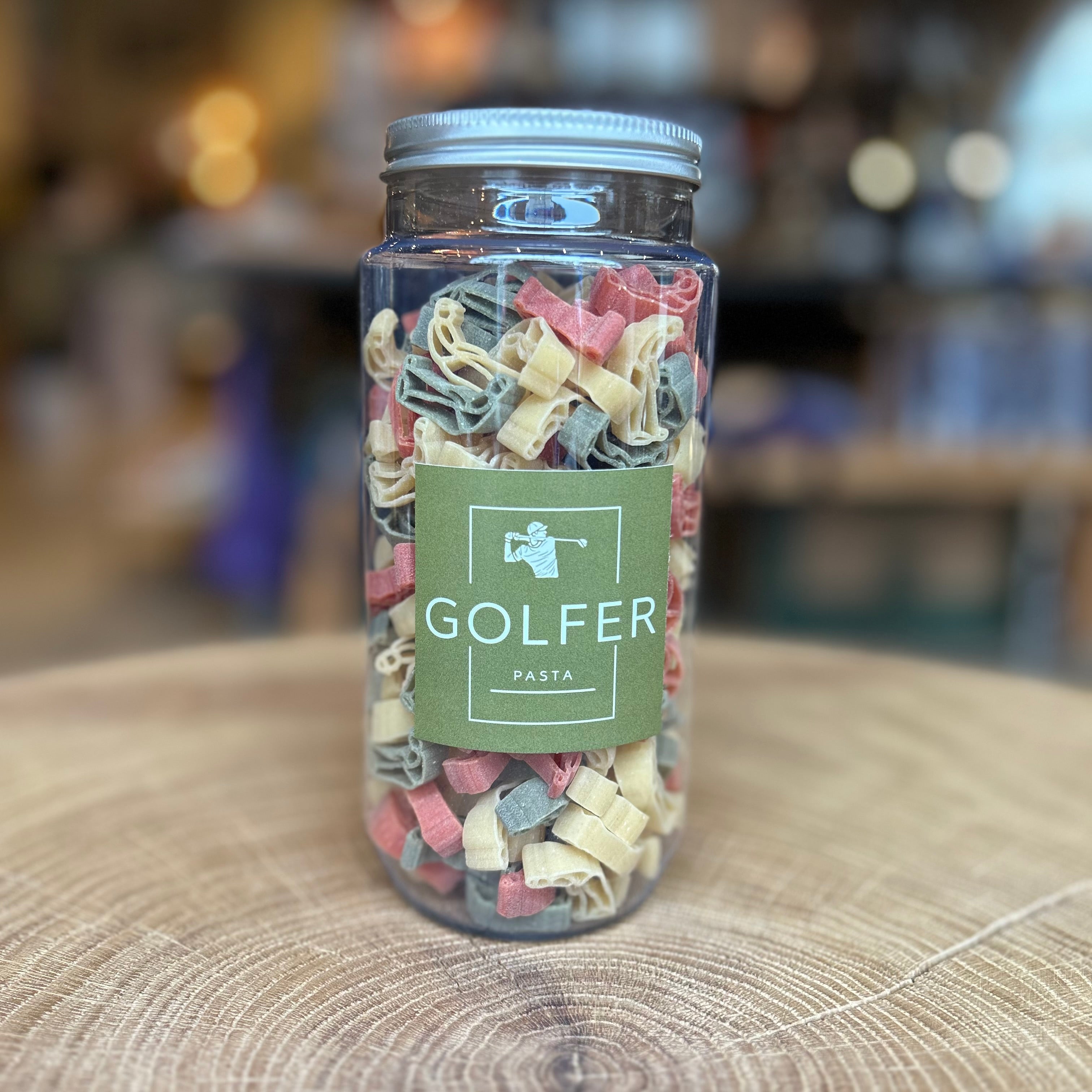Golfer Pasta 250 g im nachhaltigen PET-Glas von Pütt Pasta – bunte Nudeln aus Hartweizengrieß in Golfer-Form, hergestellt in Deutschland. Perfekte Geschenkidee für Golf-Fans und Feinschmecker, handgemacht mit natürlichen Zutaten wie Spinat, Tomate und Paprika.