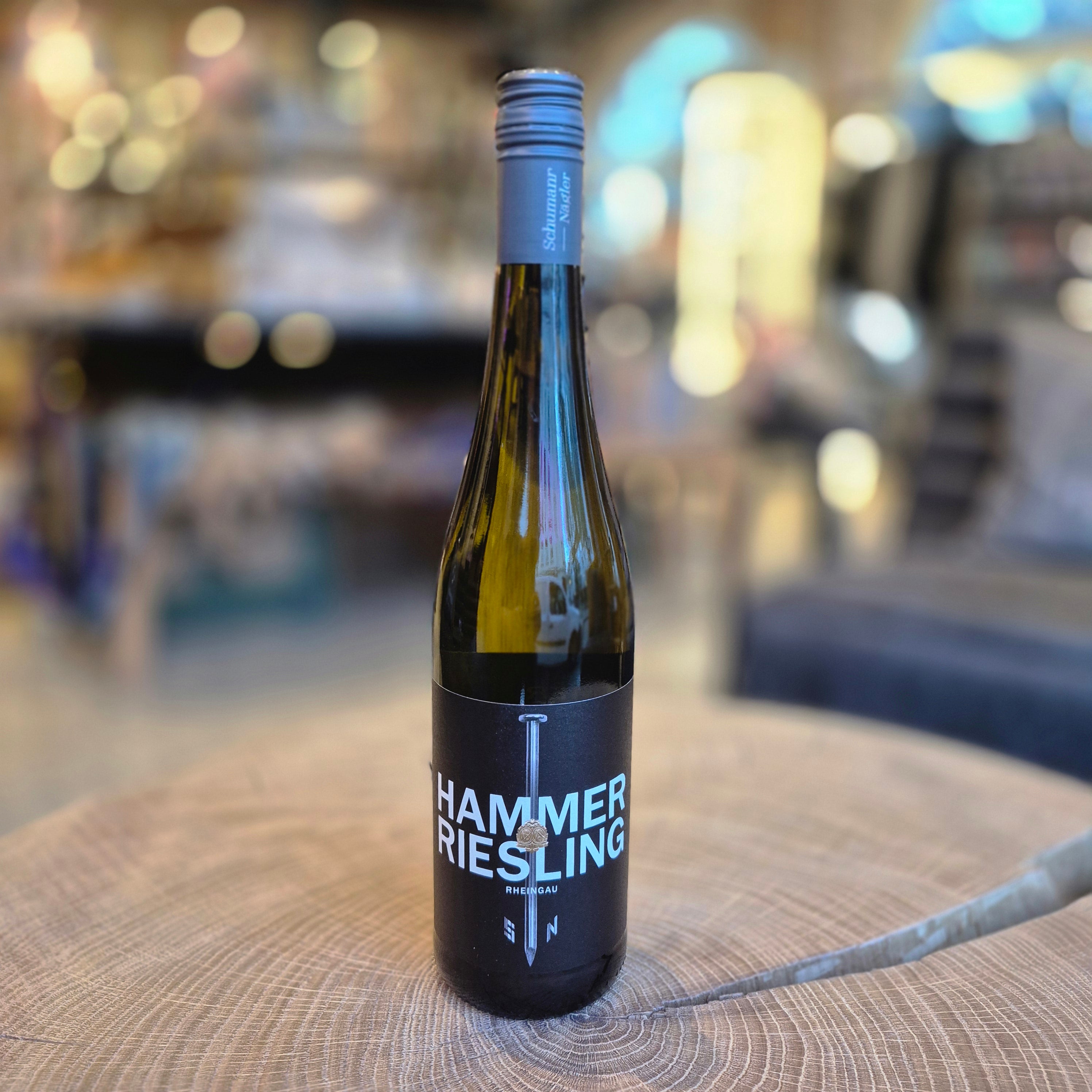 HAMMER Riesling aus dem Rheingau – elegante Weinflasche auf Holztisch, deutscher Weißwein mit fruchtiger Frische und mineralischer Note. Qualitätswein vom Weingut Schlossmühlenhof, ideal zu leichten Gerichten und als Sommerwein