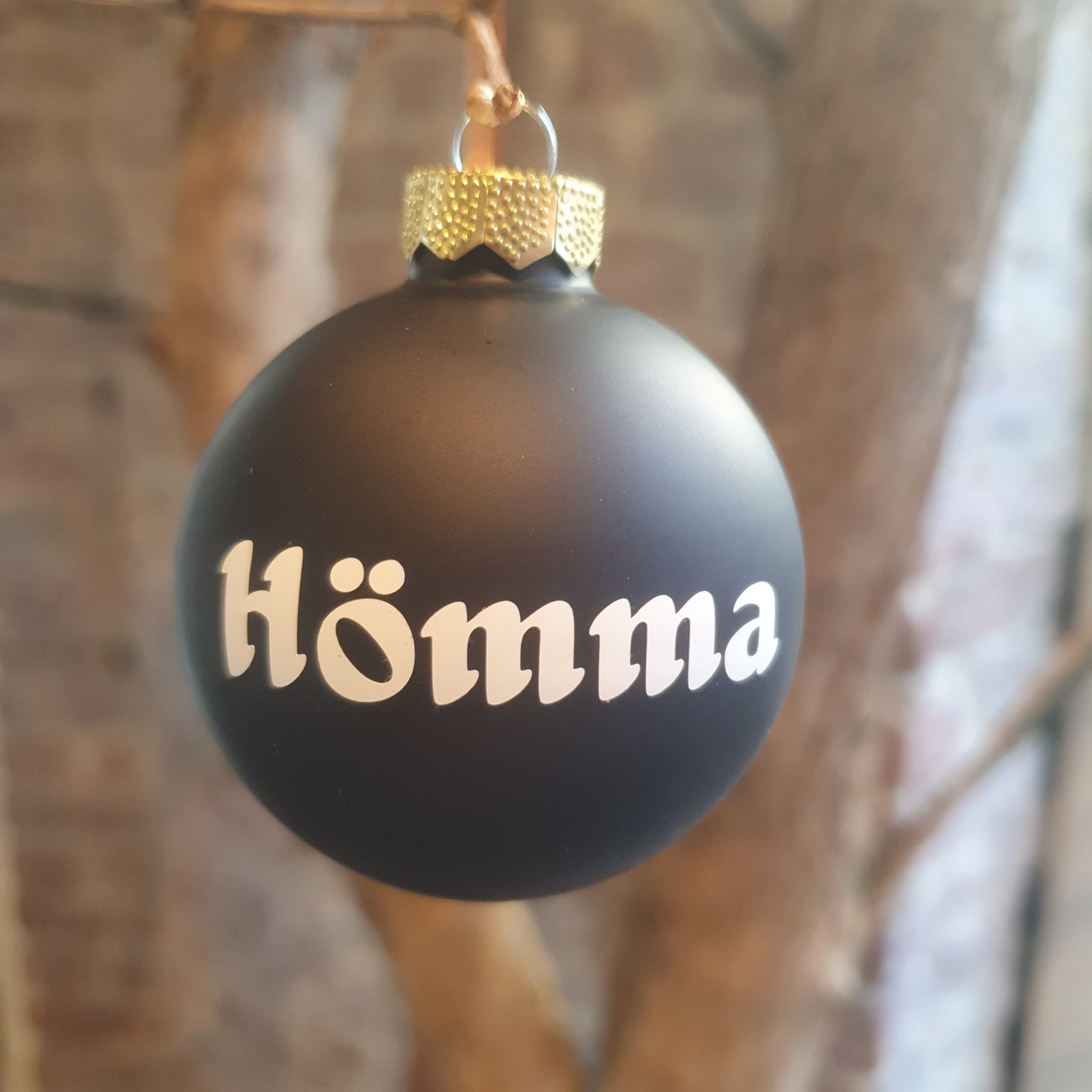 Ruhrpott Weihnachtskugel ‚Hömma‘ – schwarze matte Glaskugel mit weißer Aufschrift, Bergbau-Design aus dem Ruhrgebiet. Erhältlich in verschiedenen Varianten: matt, glänzend. Perfekt als Geschenk oder Weihnachtsdeko für Ruhrpott-Fans.