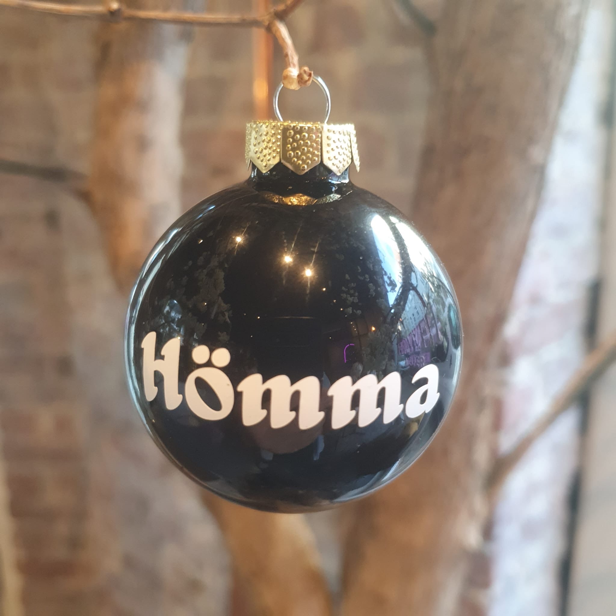 Ruhrpott Weihnachtskugel ‚Hömma‘ – schwarze matte Glaskugel mit weißer Aufschrift, Bergbau-Design aus dem Ruhrgebiet. Erhältlich in verschiedenen Varianten: matt, glänzend. Perfekt als Geschenk oder Weihnachtsdeko für Ruhrpott-Fans.