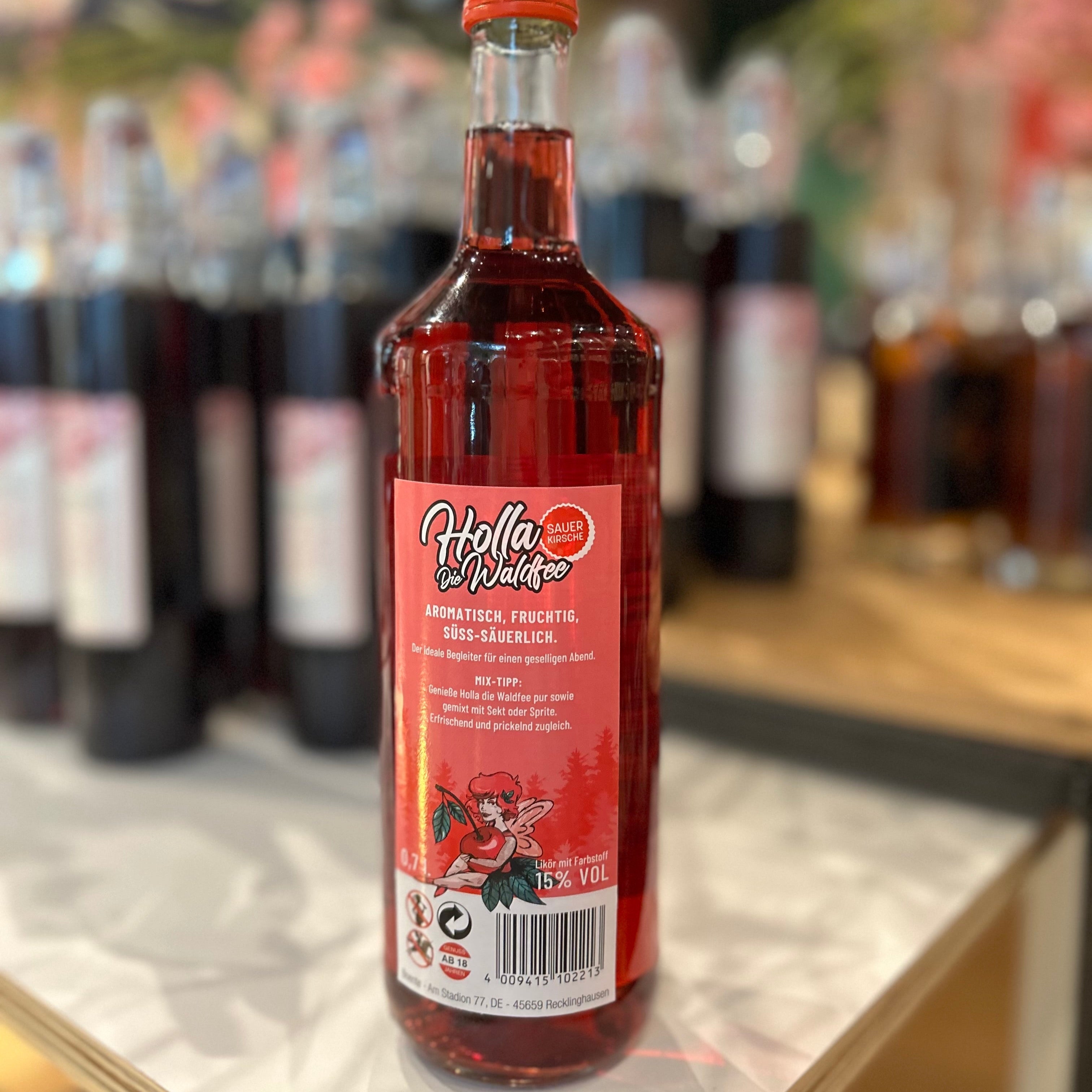Holla die Waldfee Sauerkirsch Likör 15% Vol in 0,7l Flasche von Boente – fruchtiger Likör mit intensivem Sauerkirsch-Aroma, ideal zum Mixen von Cocktails oder als Geschenk, Flasche von hinten, präsentiert im Regal.