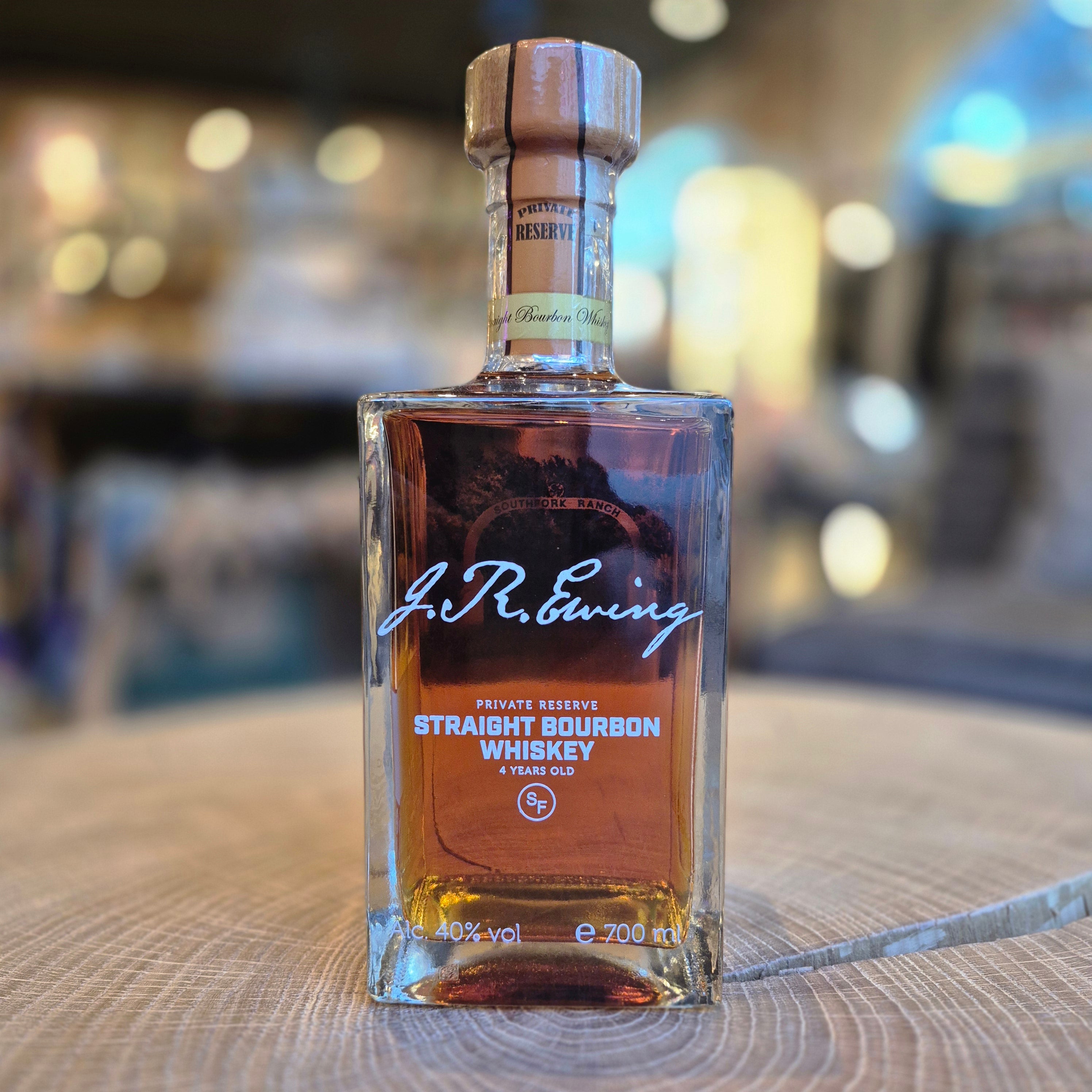 J.R. Ewing Straight Bourbon Whiskey – edle 0,7l Flasche mit 40 % Vol., vier Jahre gereift. Amerikanischer Premium-Bourbon mit weichem, vollmundigem Geschmack und eleganter Verpackung. Ideal für Whiskey-Liebhaber und Sammler.