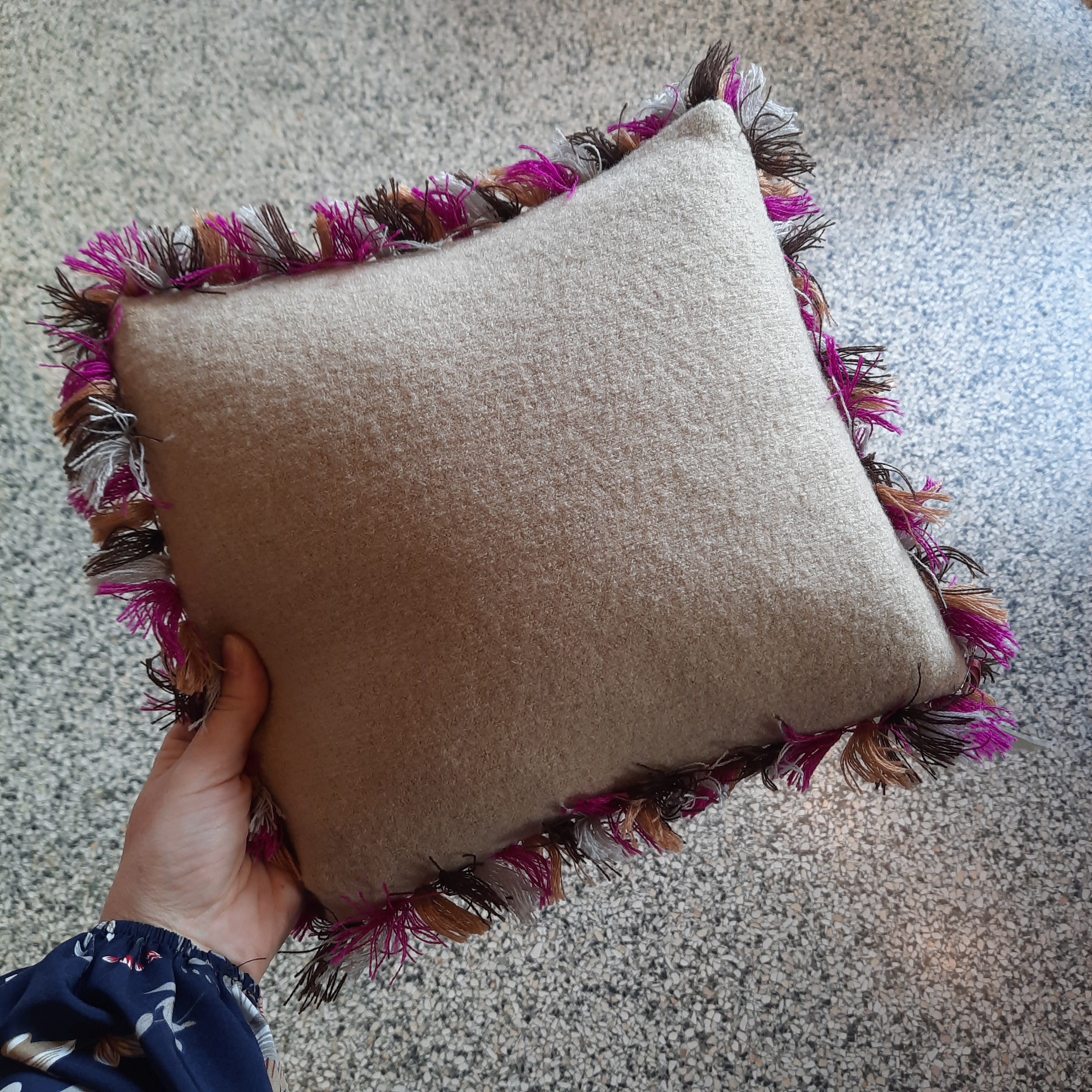 Kissen Vavite Fransen Aufnahme von hinten