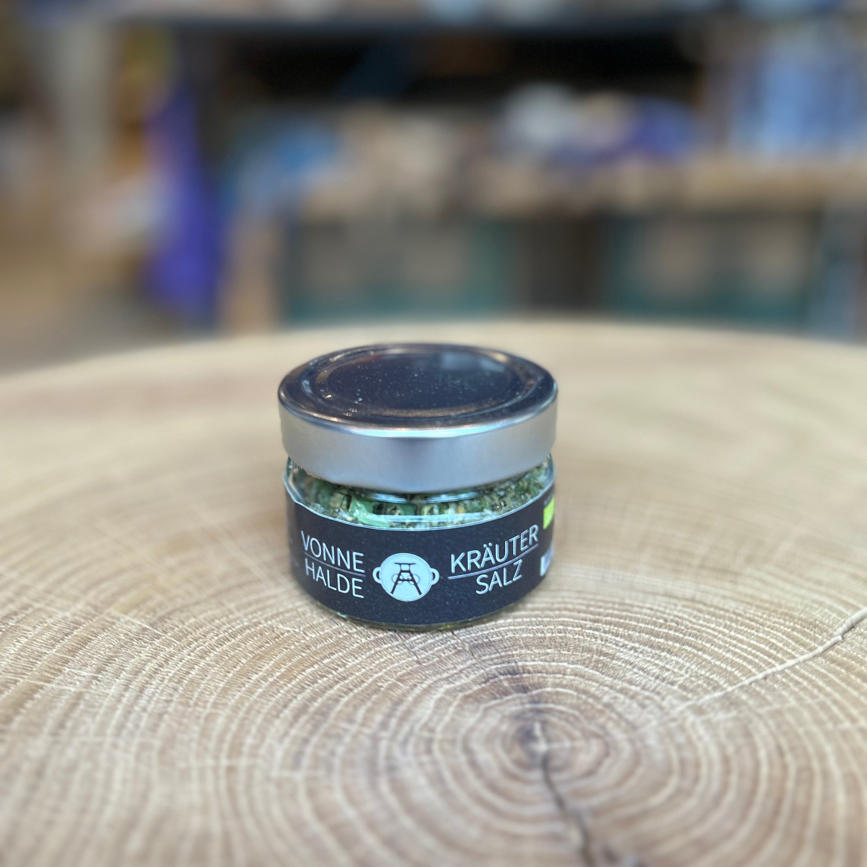 Kräutersalz VONNE HALDE 60g im Glas – handgemachtes Gewürzsalz aus dem Ruhrgebiet mit aromatischen Kräutern wie Petersilie, Thymian und Rosmarin, perfekt zum Würzen von Fleisch, Fisch, Gemüse und Salaten.