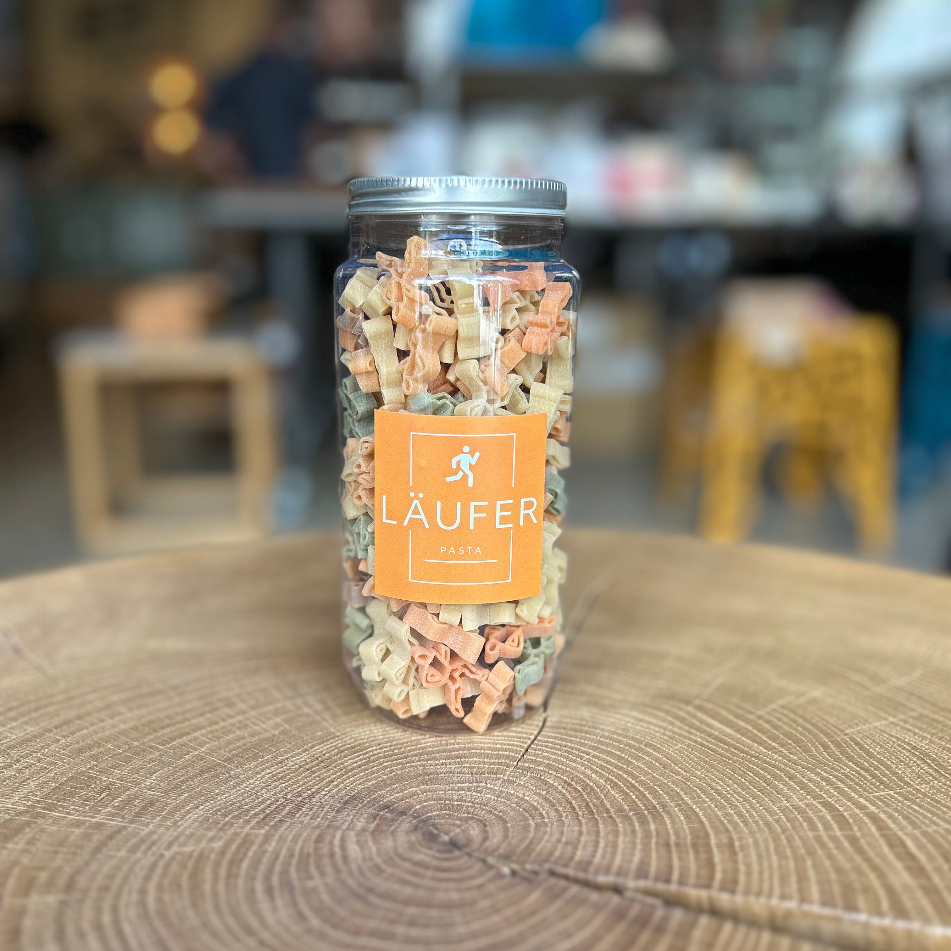 Bunte Läufer Pasta in Läuferform im Glas – originelle Motivnudeln für Läufer und Laufbegeisterte, besondere Geschenkidee und Feinkost bei MANUFAKT.RUHR.