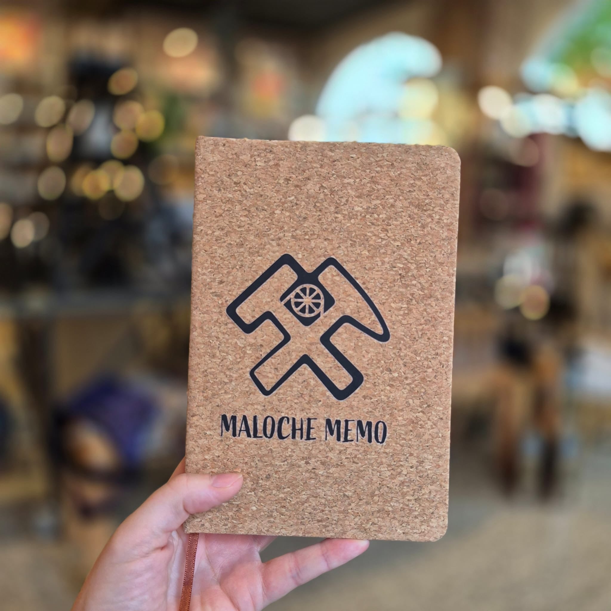 Maloche Memo Notizbuch in einer Hand