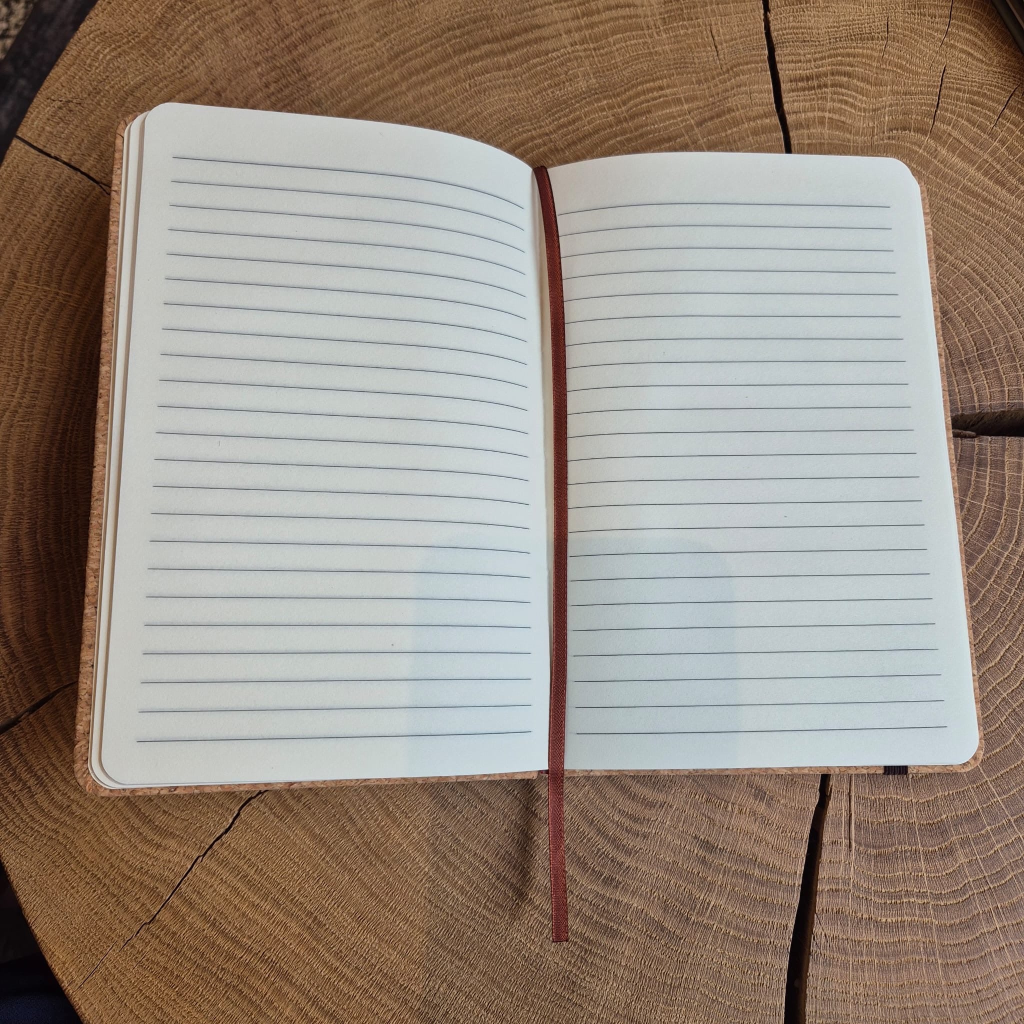 Maloche Memo Notizbuch von innen, liegt auf einem Holztisch