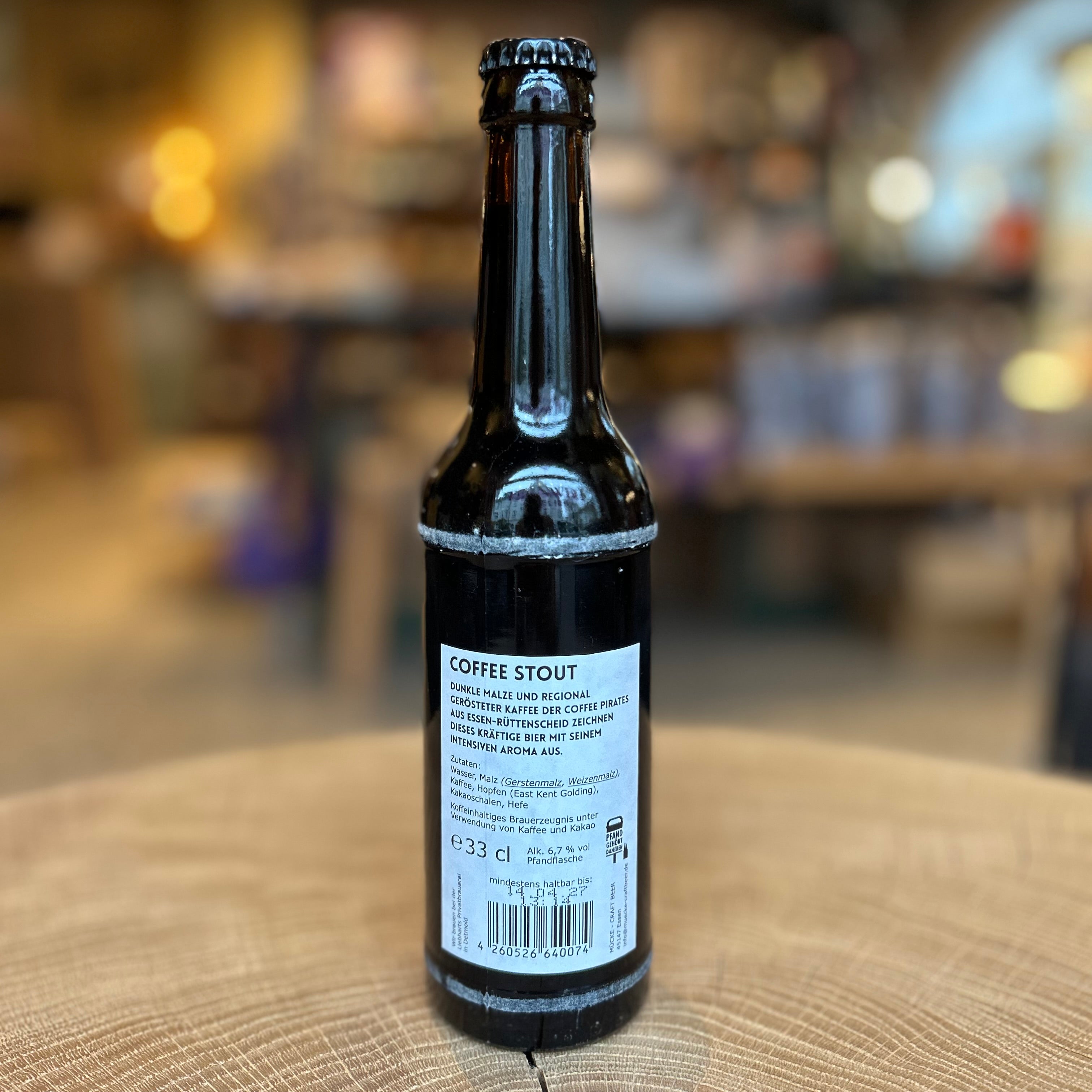 Mücke Coffee Stout Bier 6,7 % vol. – dunkles Craft Beer mit kräftigem Kaffeearoma, gerösteten Malznoten und cremigem Schaum. Handwerklich gebrautes Stout aus Deutschland, ideal für Liebhaber von Kaffee und Bier.