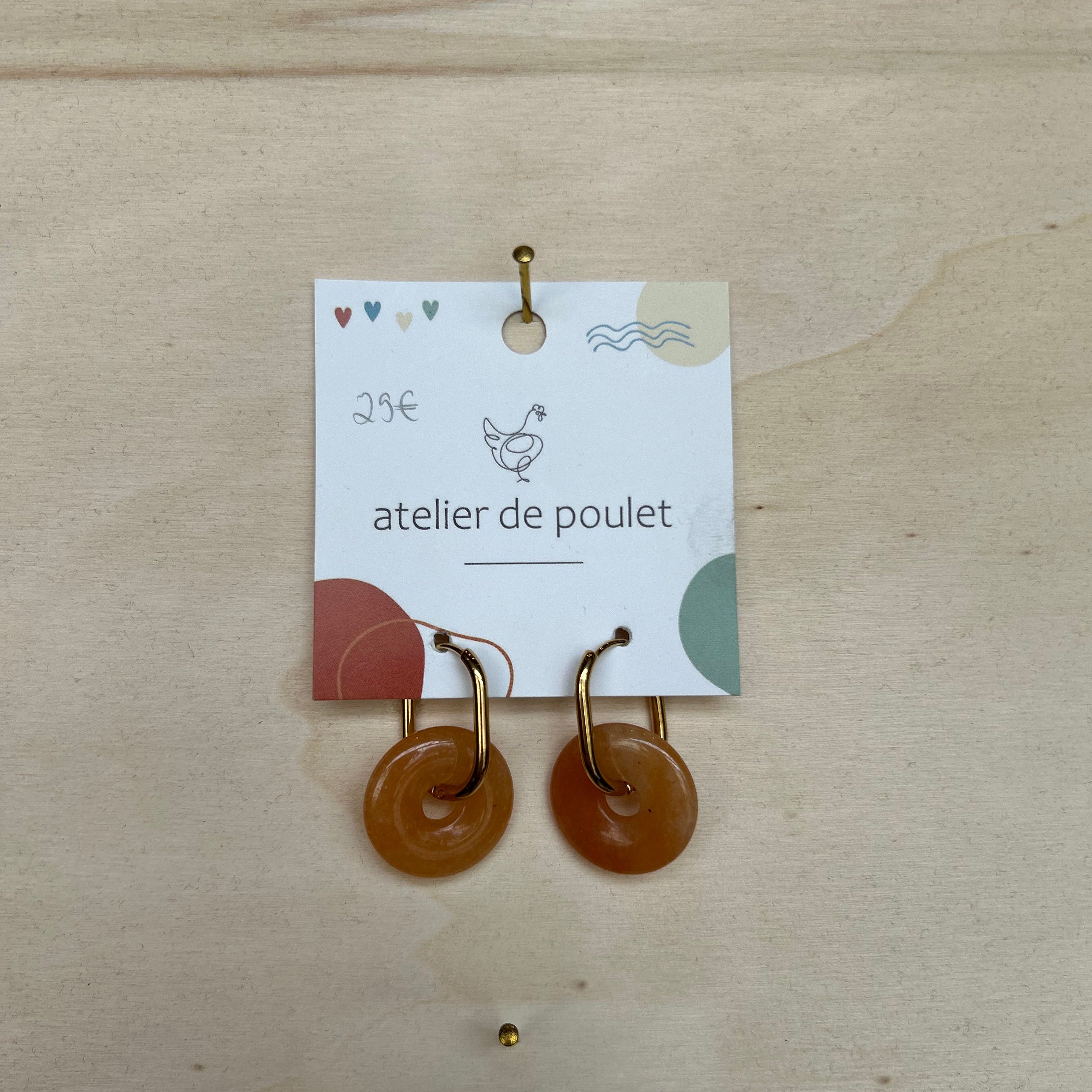 Handgemachte Ohrringe von atelier de poulet – mit Edelsteinen in der Farbe Braun und Schmuckelementen, präsentiert auf Holzdisplay. Stilvolle Damen-Ohrringe als individueller Modeschmuck, ideal als Geschenk oder Accessoire