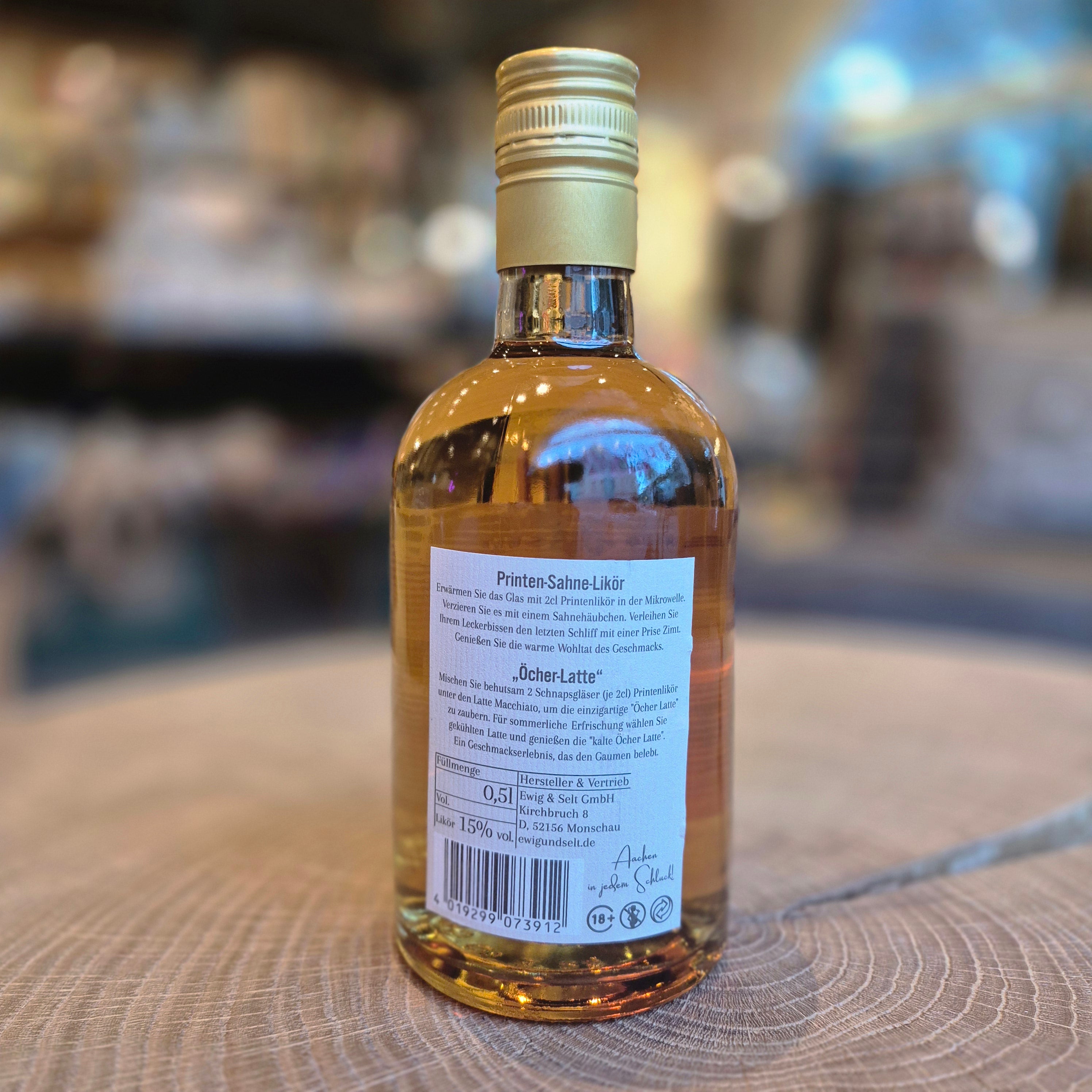 Ewig Selt Aachener Printenlikör 15 % vol. – 0,5-l-Flasche auf Holztisch. Traditioneller Likör aus Aachen nach Originalrezept von 1875 mit feinen Printengewürzen, Zimt, Honig und Karamell. Deutscher Gewürzlikör für Winter und Weihnachten