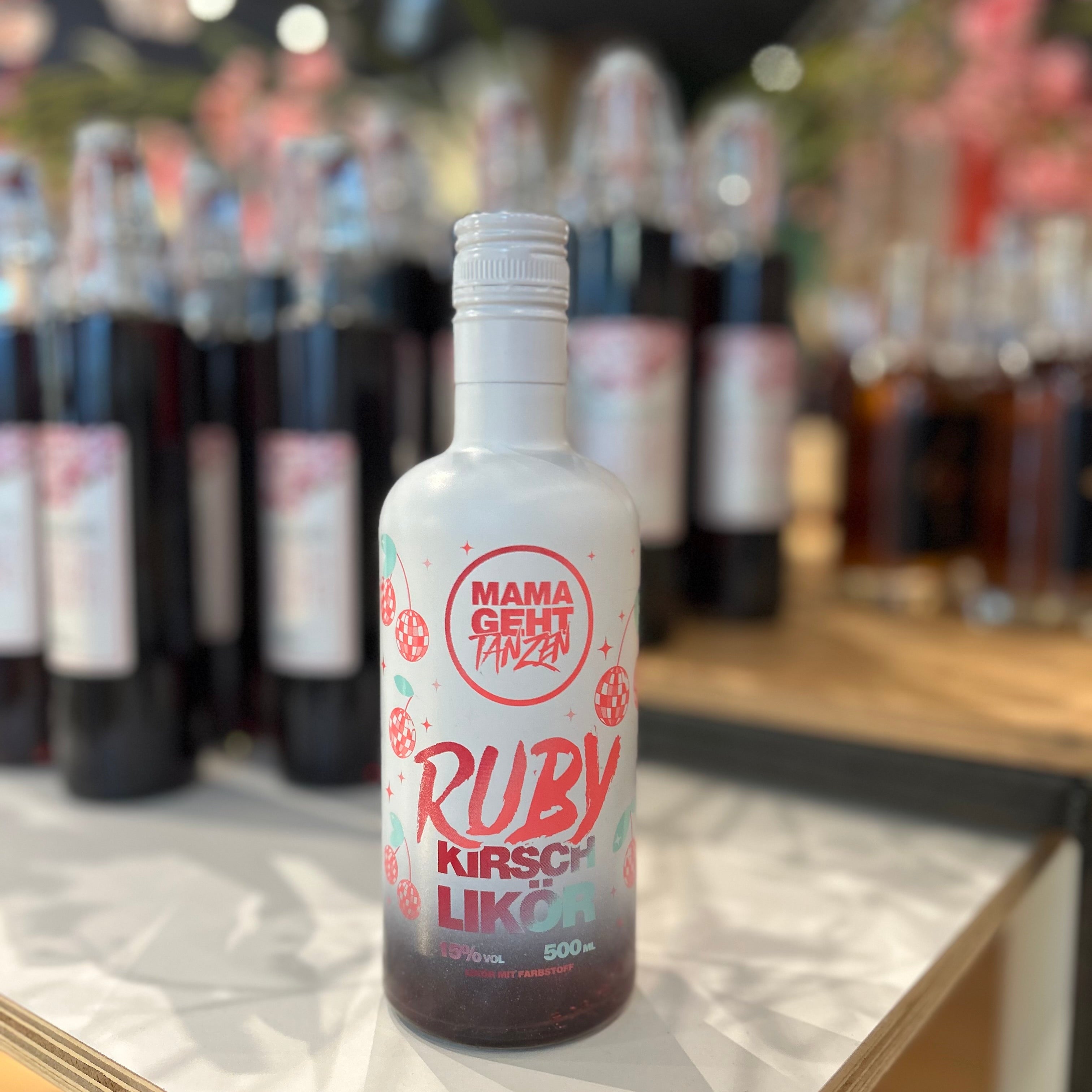 Ruby Kirsch Likör 15% Vol von Mama geht tanzen in 500ml Flasche – fruchtiger Kirschlikör mit intensivem Aroma, stilvoll präsentiert im Regal, ideal als Geschenk oder zum Mixen von Cocktails.