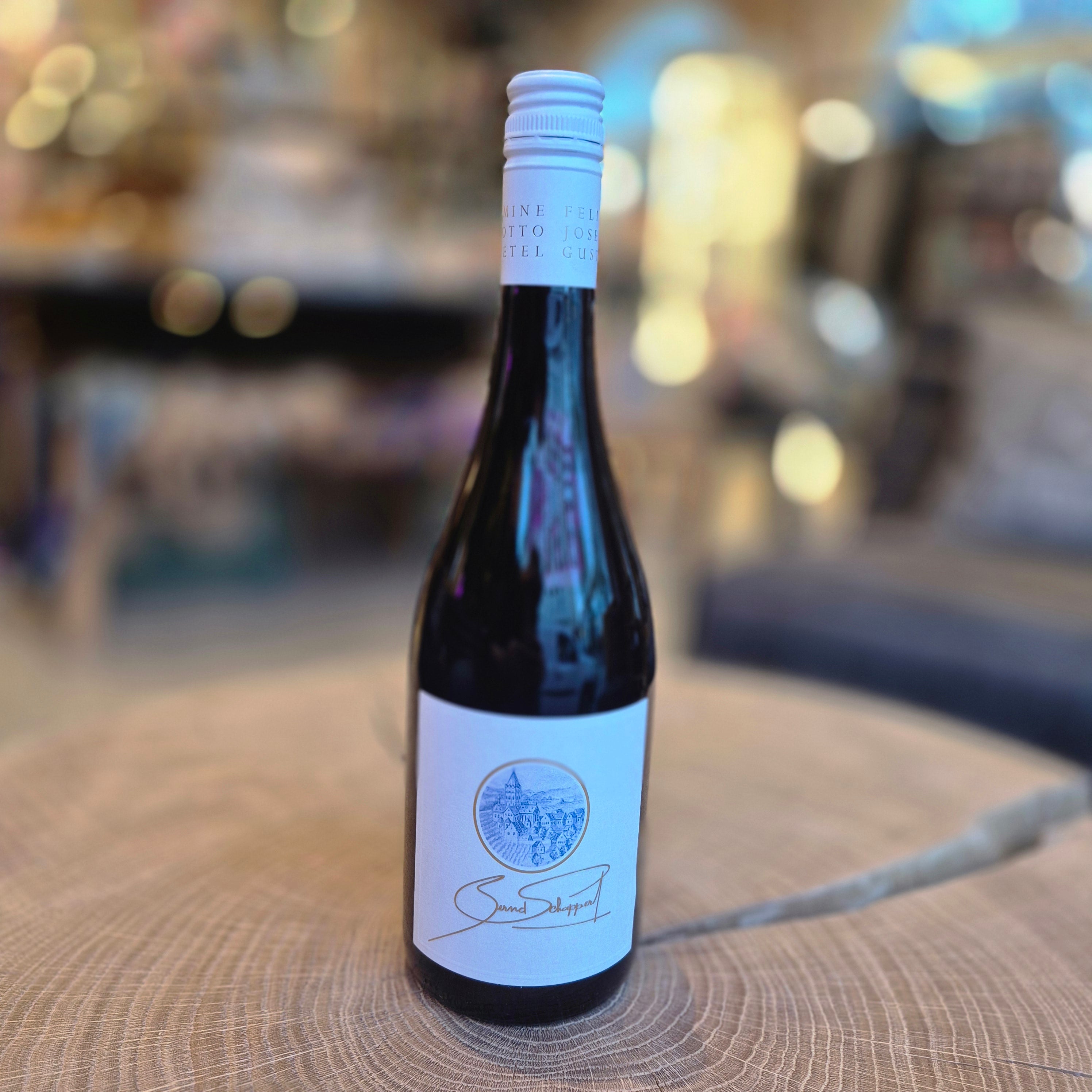 Schabberne Cabernet Cortis Rotwein 12,5 % vol. 0,75 l – elegante Weinflasche auf Holztisch. Deutscher Rotwein mit kräftigem Aroma, feinen Beerennoten und samtiger Struktur. Qualitätswein für Genießer und Rotweinliebhaber.