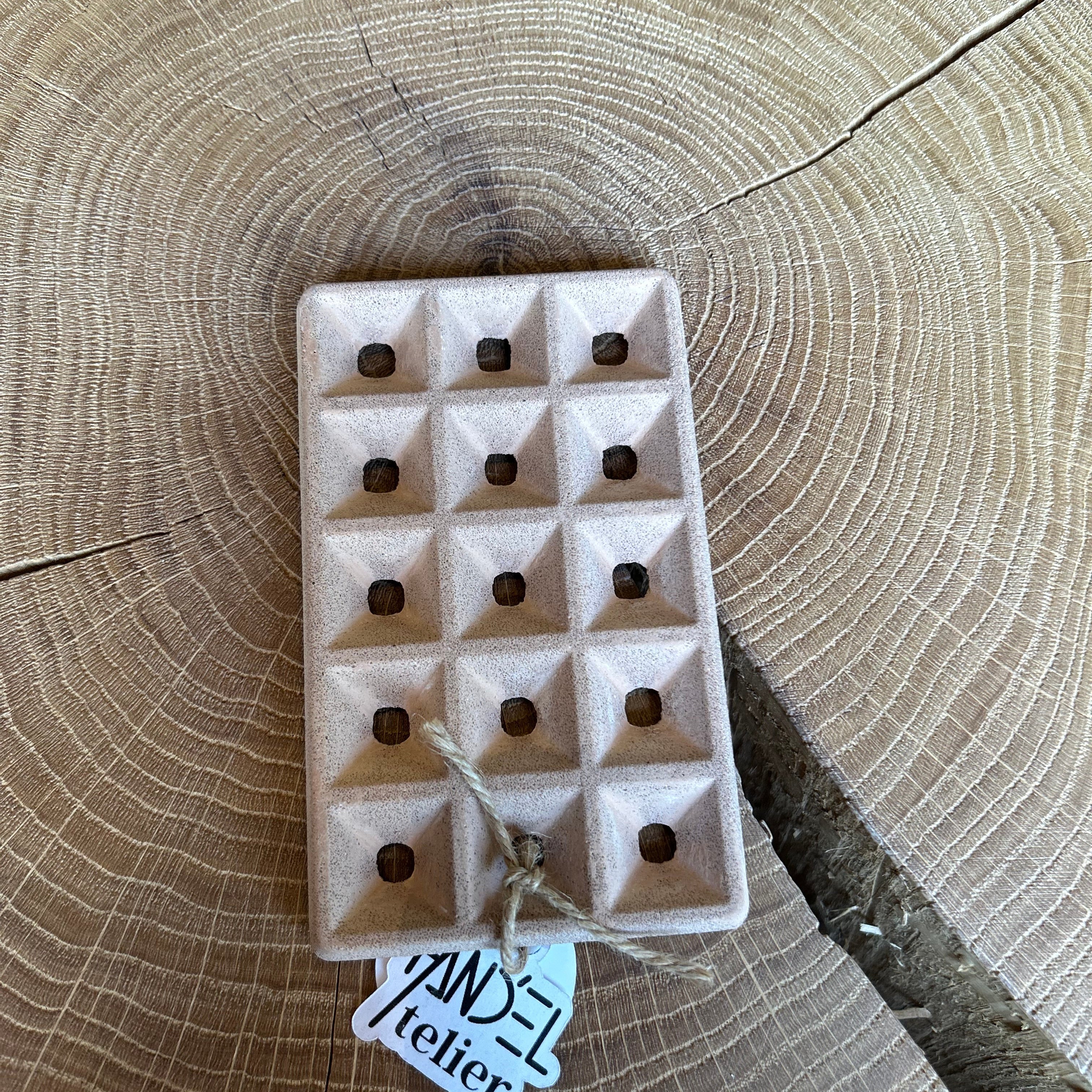 Seifenablage aus Keramik in Beige, liegt auf einem Holztisch