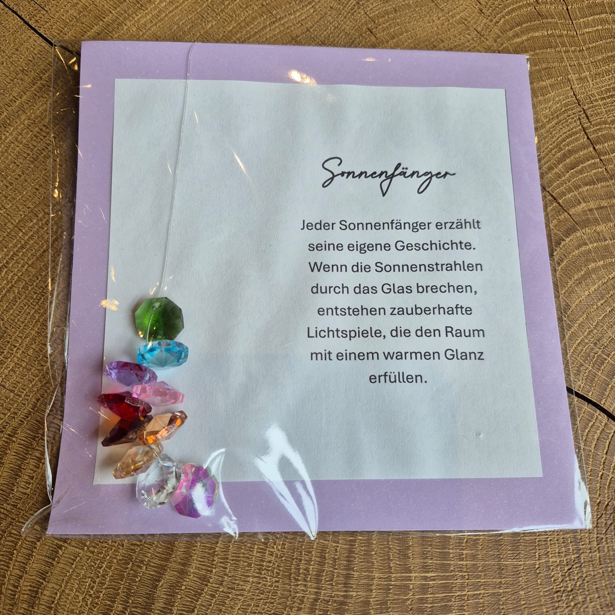 Sonnenfänger mit Kristallkugel und bunten Glasperlen – handgefertigte Fensterdeko in verschiedenen Farben, erzeugt zauberhafte Lichtspiele und Regenbogen-Effekte im Raum.
