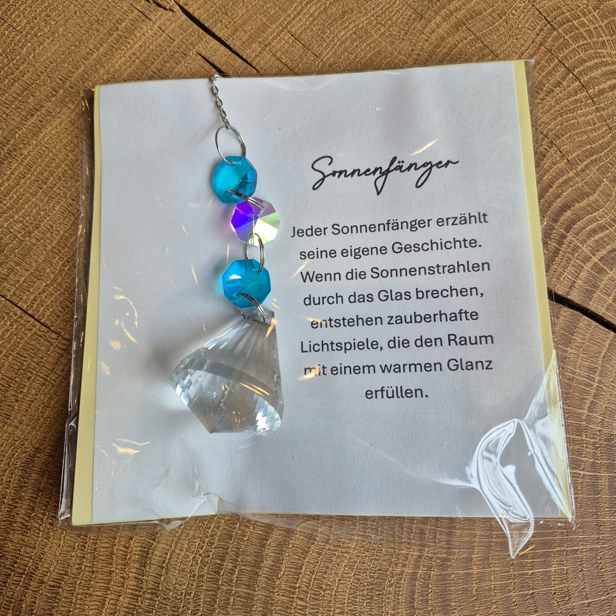 Sonnenfänger mit Kristallkugel und bunten Glasperlen – handgefertigte Fensterdeko in verschiedenen Farben, erzeugt zauberhafte Lichtspiele und Regenbogen-Effekte im Raum.
