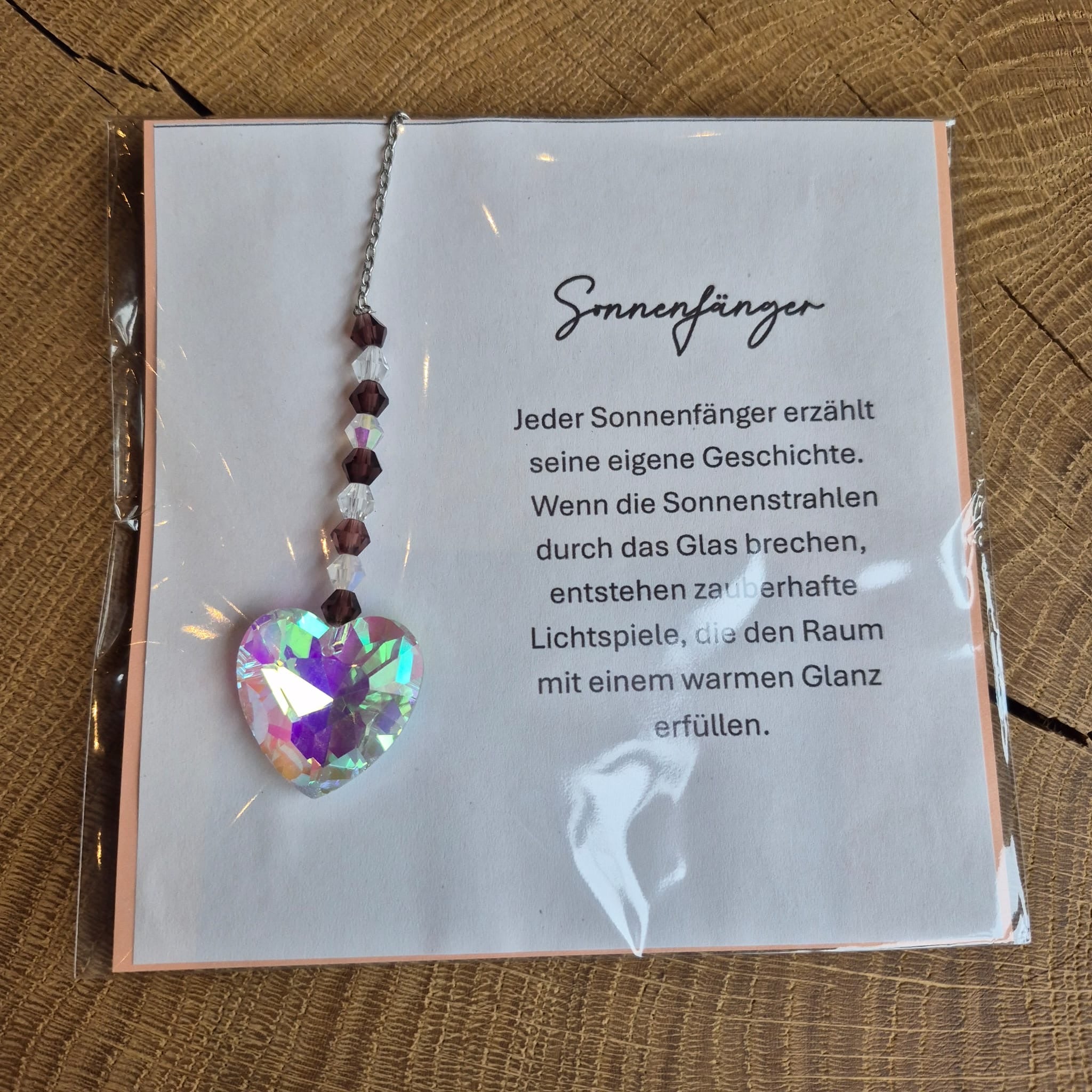 Sonnenfänger mit Kristallkugel und bunten Glasperlen – handgefertigte Fensterdeko in verschiedenen Farben, erzeugt zauberhafte Lichtspiele und Regenbogen-Effekte im Raum.