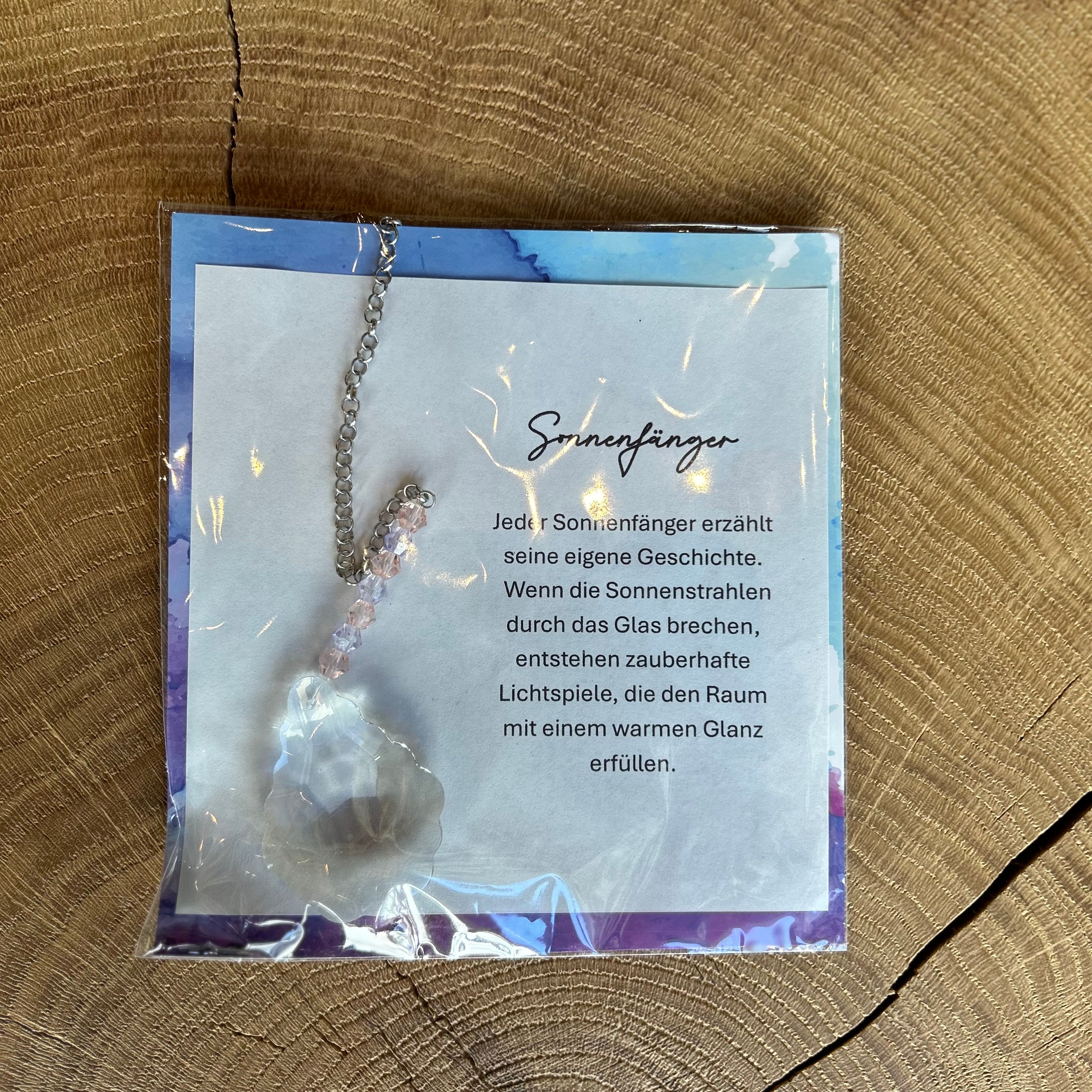 Sonnenfänger mit Kristallkugel und bunten Glasperlen – handgefertigte Fensterdeko in verschiedenen Farben, erzeugt zauberhafte Lichtspiele und Regenbogen-Effekte im Raum.