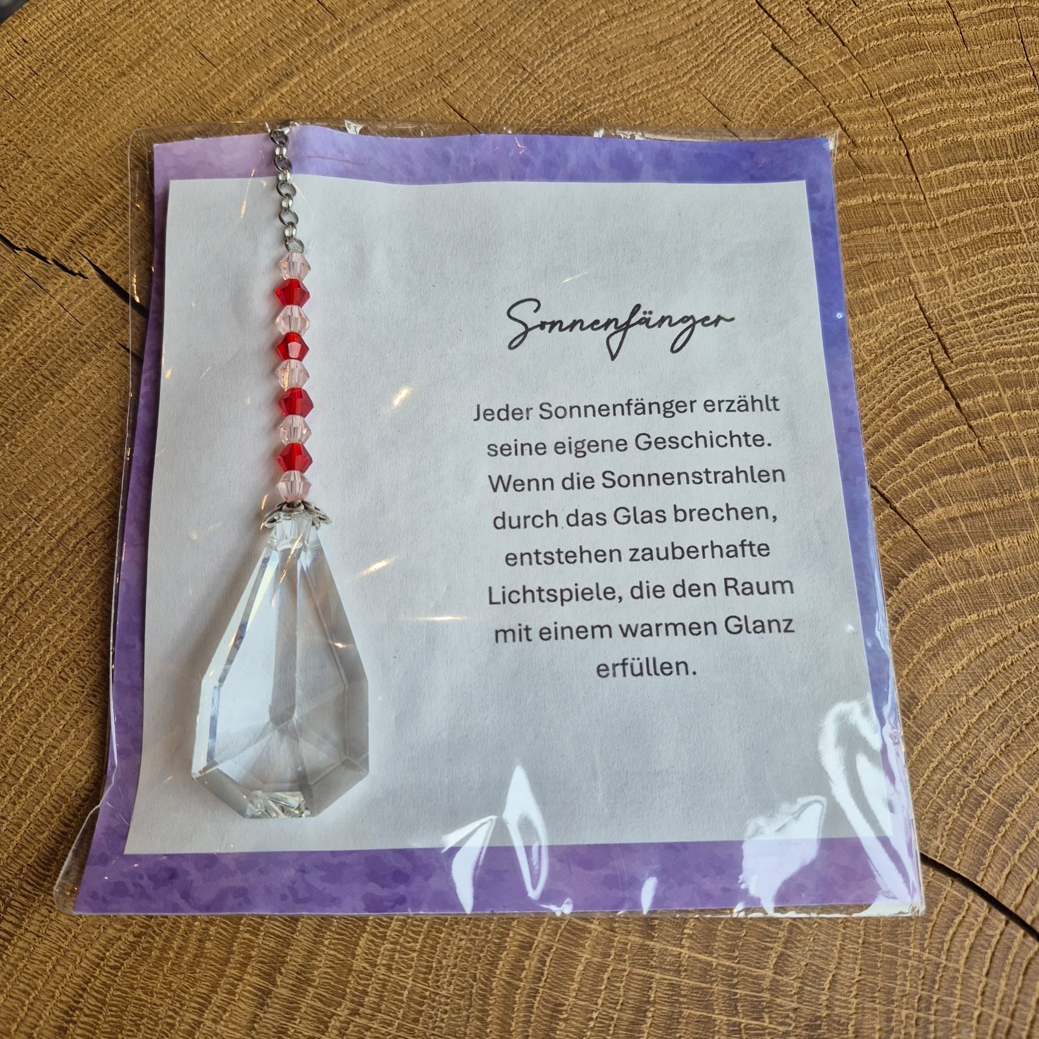 Sonnenfänger mit Kristallkugel und bunten Glasperlen – handgefertigte Fensterdeko in verschiedenen Farben, erzeugt zauberhafte Lichtspiele und Regenbogen-Effekte im Raum.