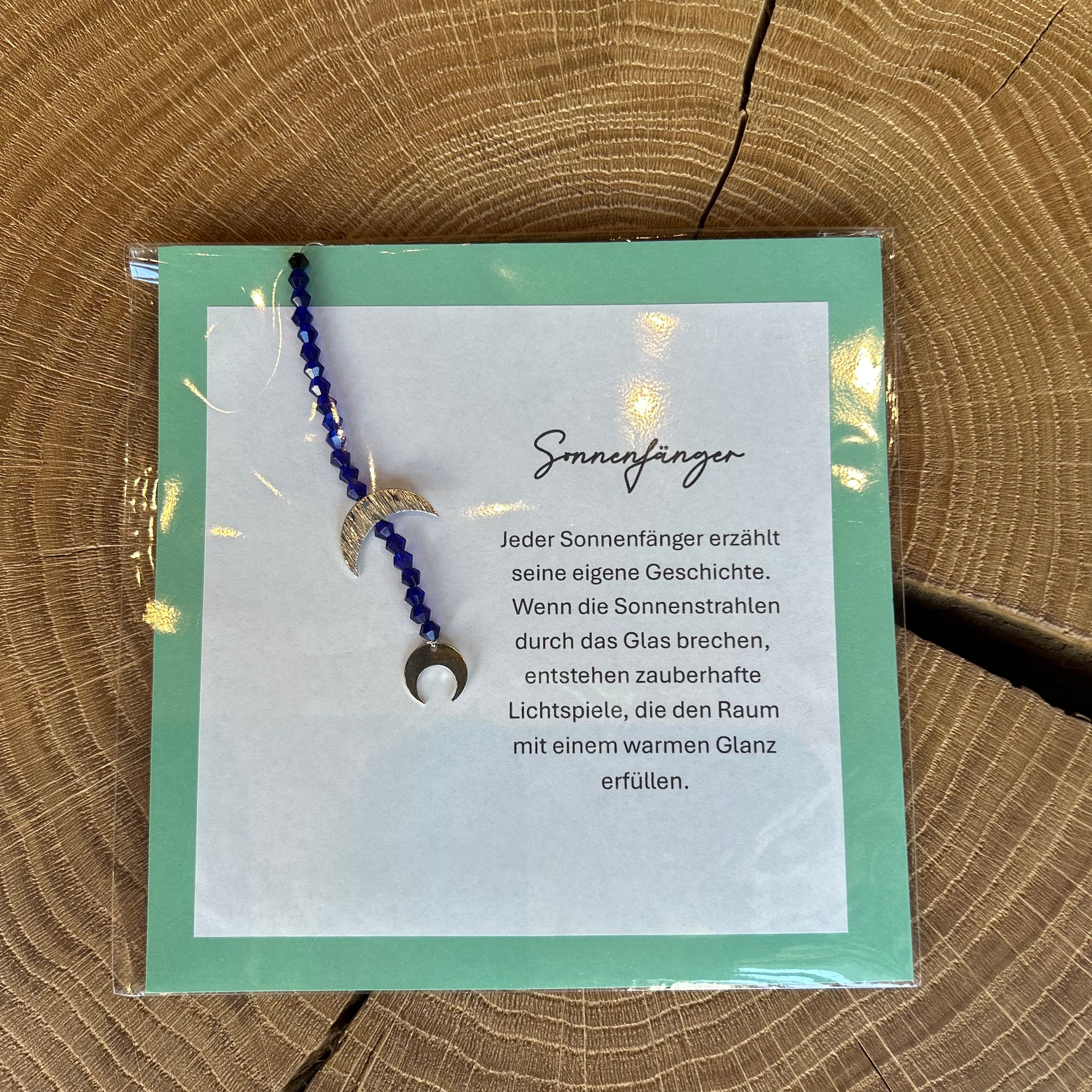 Sonnenfänger mit Kristallkugel und bunten Glasperlen – handgefertigte Fensterdeko in verschiedenen Farben, erzeugt zauberhafte Lichtspiele und Regenbogen-Effekte im Raum.