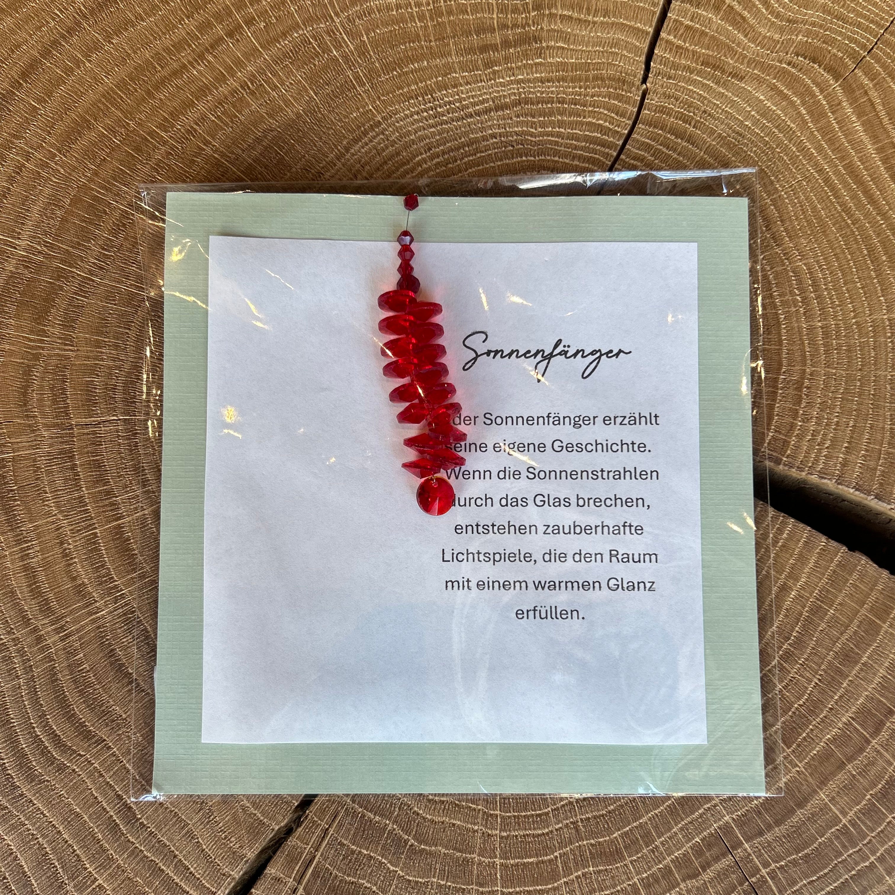 Sonnenfänger mit Kristallkugel und bunten Glasperlen – handgefertigte Fensterdeko in verschiedenen Farben, erzeugt zauberhafte Lichtspiele und Regenbogen-Effekte im Raum.