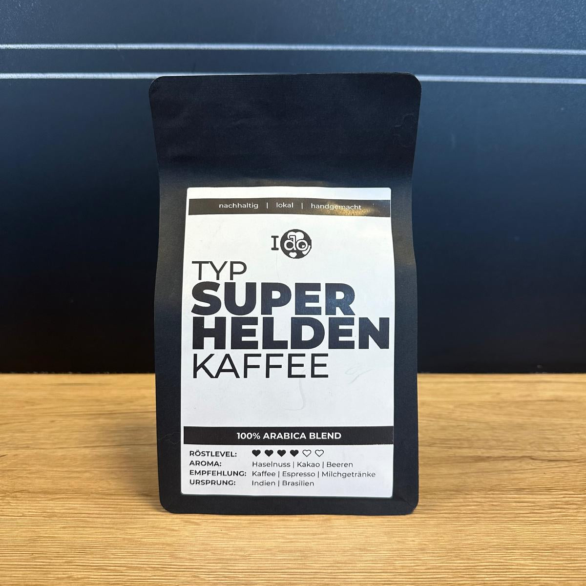 Super Helden Kaffee in einer schwarzen Verpackung