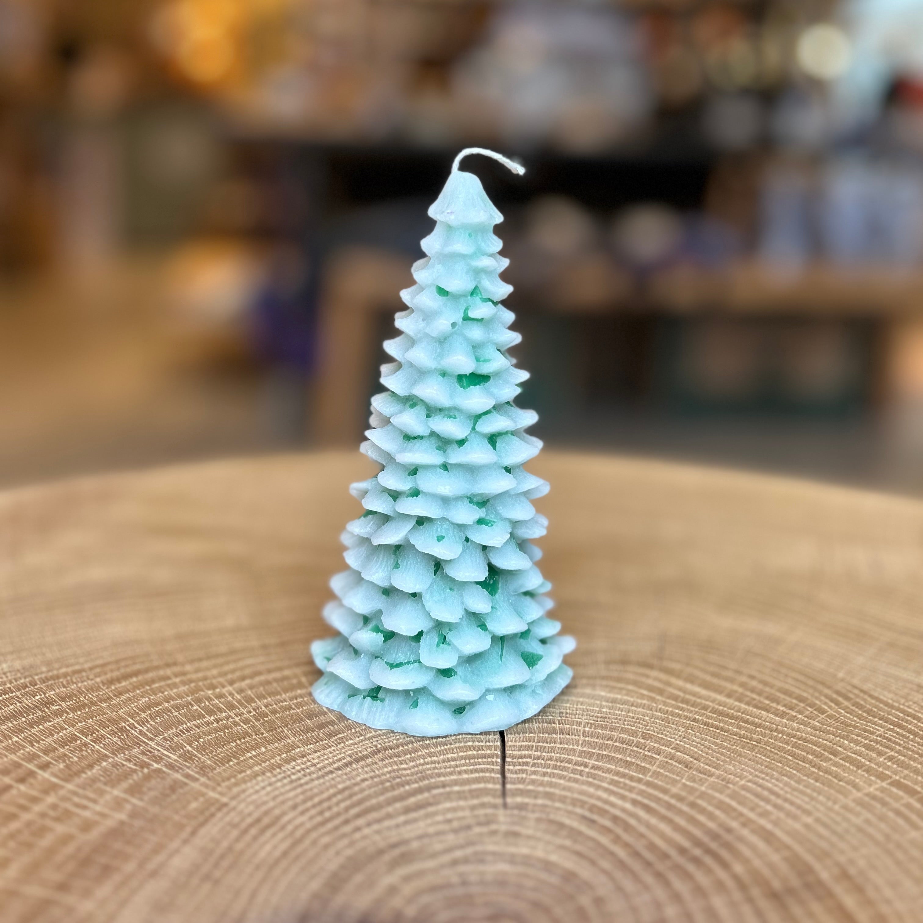 Handgemachte Tannenbaum Schnee Kerze von Franz Sales Werkstätten in Eisblau-Weiß, dekorative Weihnachtskerze mit Schneeeffekt, ideal als festliche Winterdekoration oder Geschenk, nachhaltig in Deutschland gefertigt.