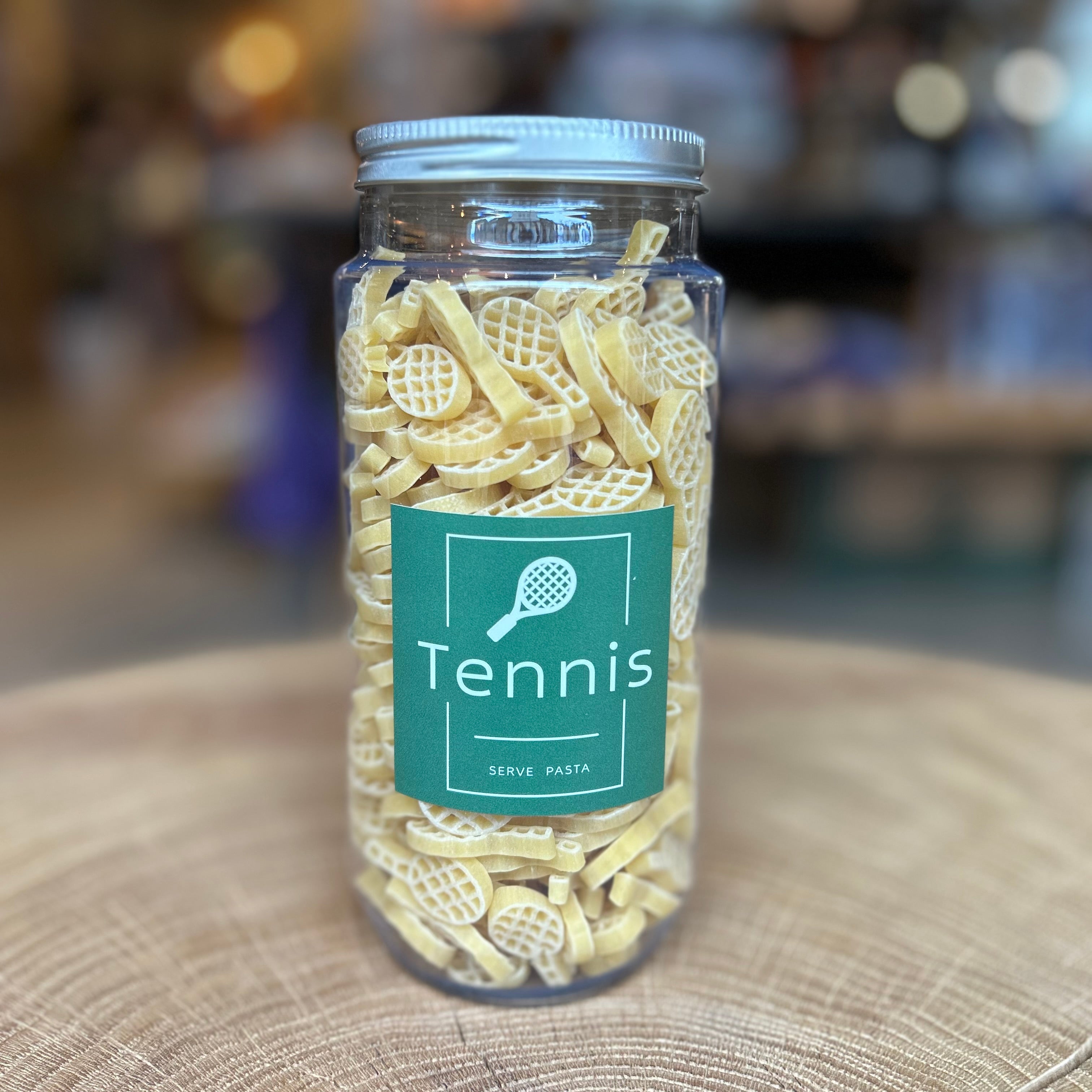 Tennisnudeln 300 g im PET-Glas von Pütt Pasta – originelle Pasta in Tennisschläger-Form aus Hartweizengrieß, nachhaltig verpackt, perfekte Geschenkidee für Tennisfans und Feinschmecker, hergestellt in Deutschland.
