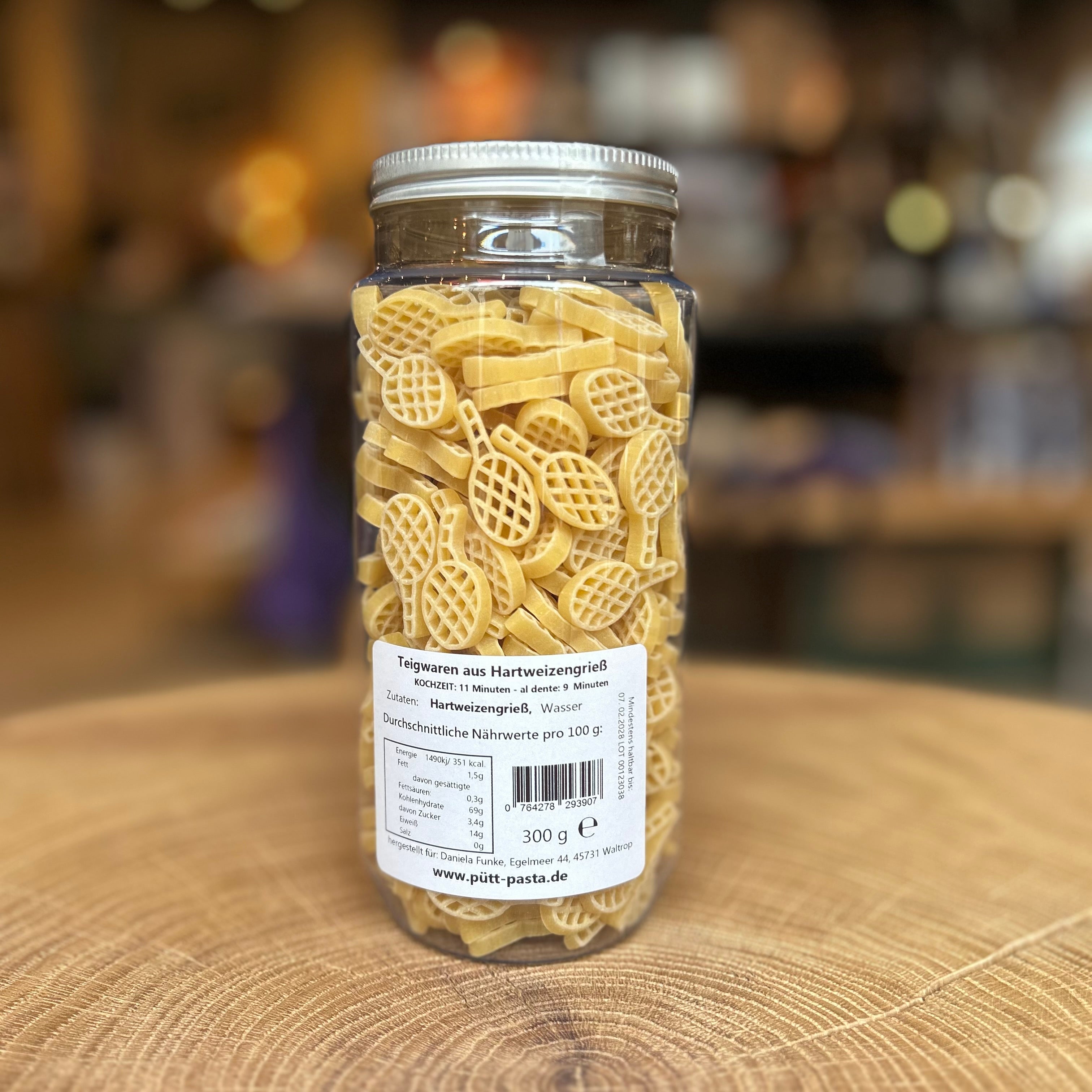 Tennisnudeln 300 g im PET-Glas von Pütt Pasta – originelle Pasta in Tennisschläger-Form aus Hartweizengrieß, nachhaltig verpackt, perfekte Geschenkidee für Tennisfans und Feinschmecker, hergestellt in Deutschland.