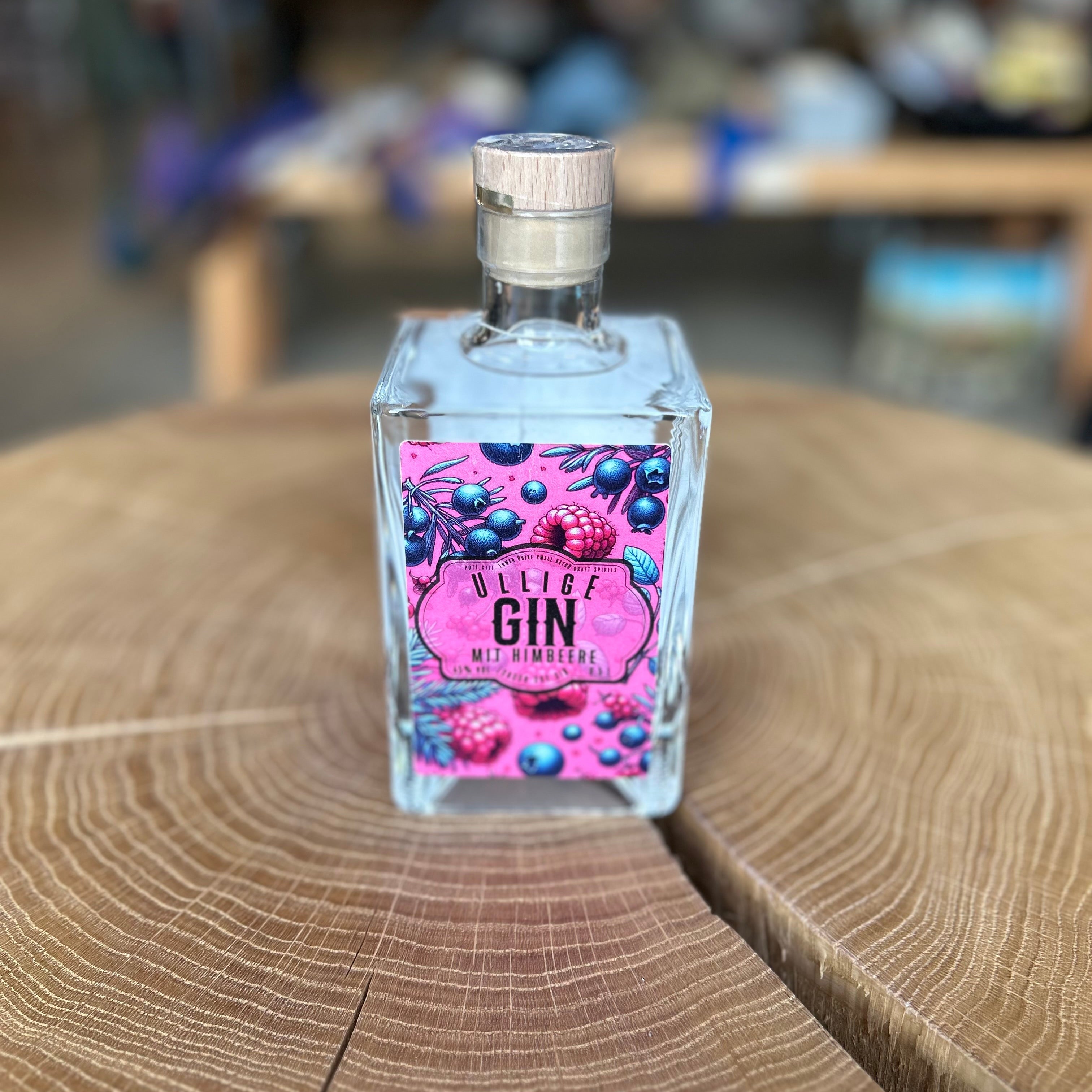 Ullig Gin mit Himbeere in quadratischer Glasflasche, 45% Vol – fruchtiger Premium Gin aus Deutschland mit intensivem Himbeeraroma, edel präsentiert auf Holztisch.
