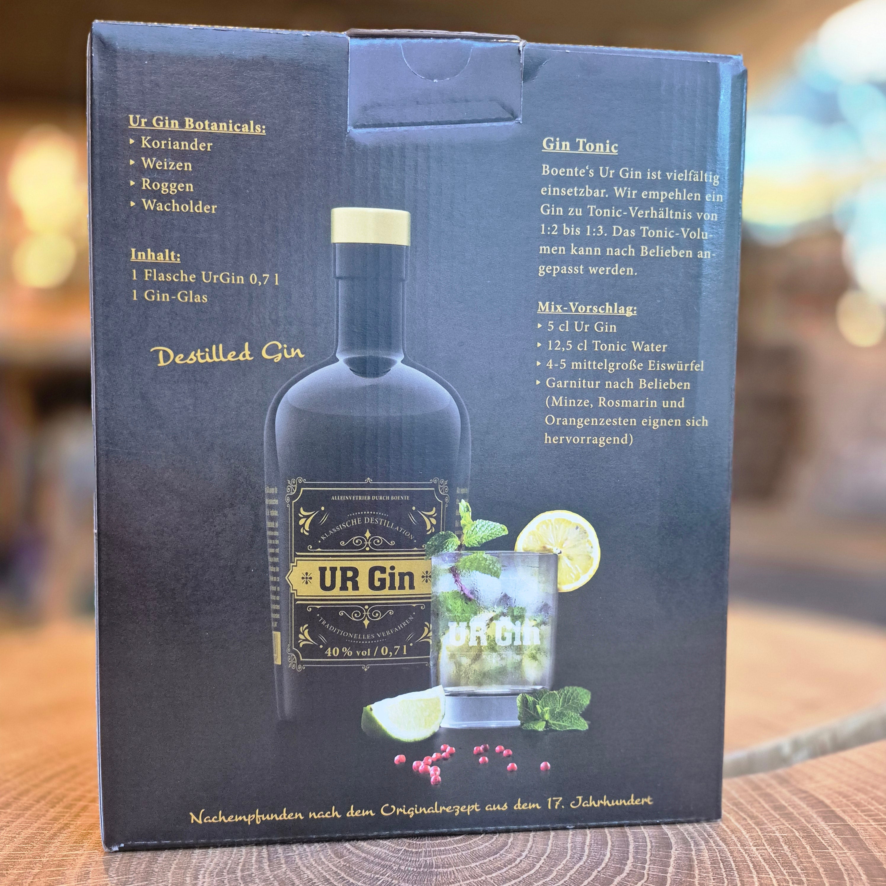UR Gin Flasche mit passendem Glas auf Holztisch – edler Premium-Gin aus klassischer Destillation, 40 % Vol., traditionell verarbeitet. Hochwertiger deutscher Gin mit elegantem Design und feinen Botanicals, ideal für Genießer und Cocktails
