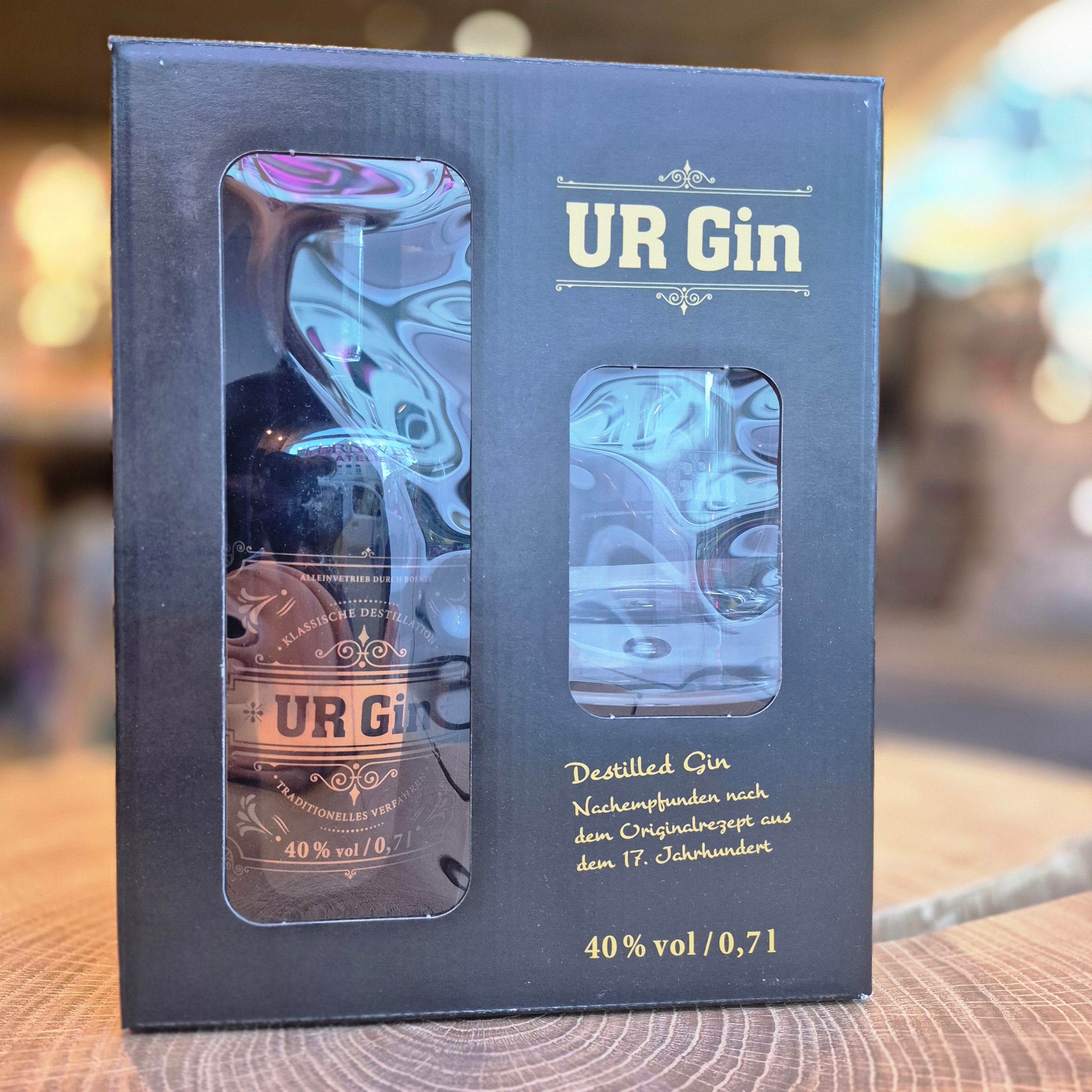 UR Gin Flasche mit passendem Glas auf Holztisch – edler Premium-Gin aus klassischer Destillation, 40 % Vol., traditionell verarbeitet. Hochwertiger deutscher Gin mit elegantem Design und feinen Botanicals, ideal für Genießer und Cocktails