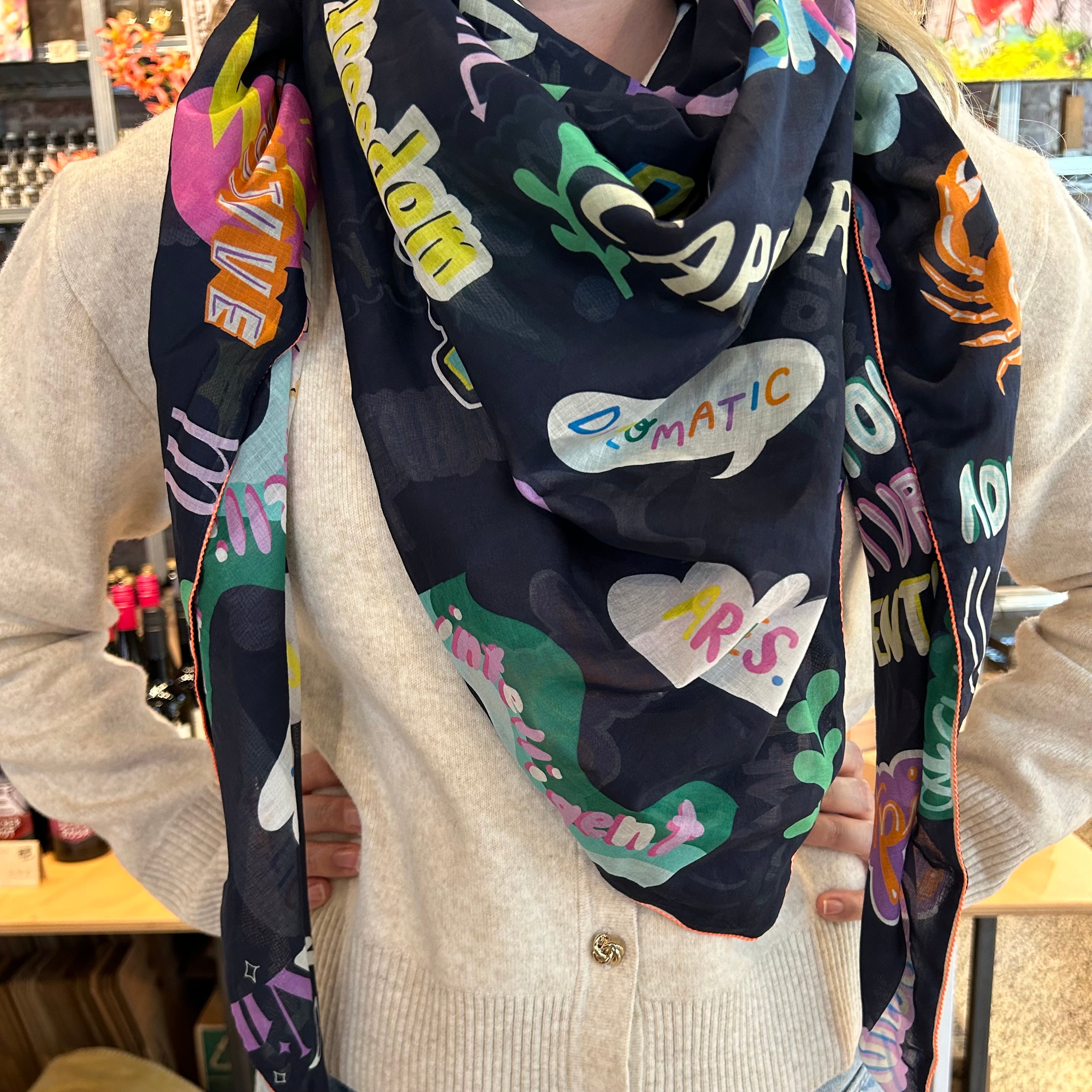 Bunte Damen-Tücher von Vavite in verschiedenen Designs und Farben – leichte, modische Accessoires aus hochwertigem Stoff, ideal als Halstuch, Schal oder modisches Highlight für jedes Outfit. Perfekt für Frühling, Sommer, Herbst und Winter.