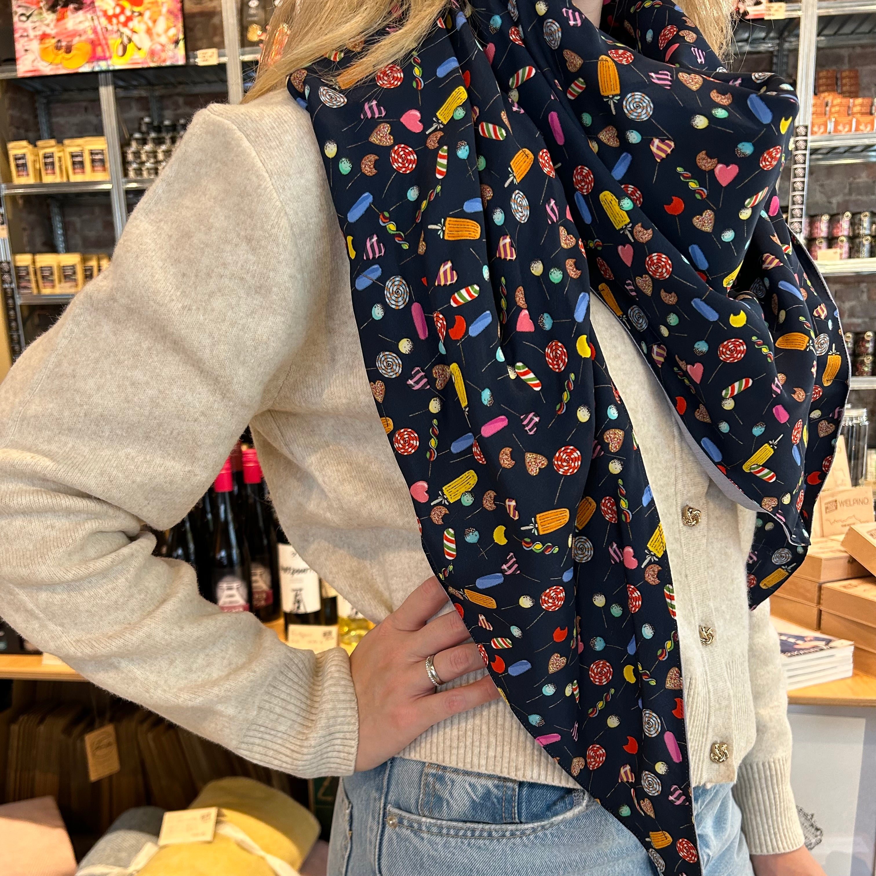Bunte Damen-Tücher von Vavite in verschiedenen Designs und Farben – leichte, modische Accessoires aus hochwertigem Stoff, ideal als Halstuch, Schal oder modisches Highlight für jedes Outfit. Perfekt für Frühling, Sommer, Herbst und Winter.