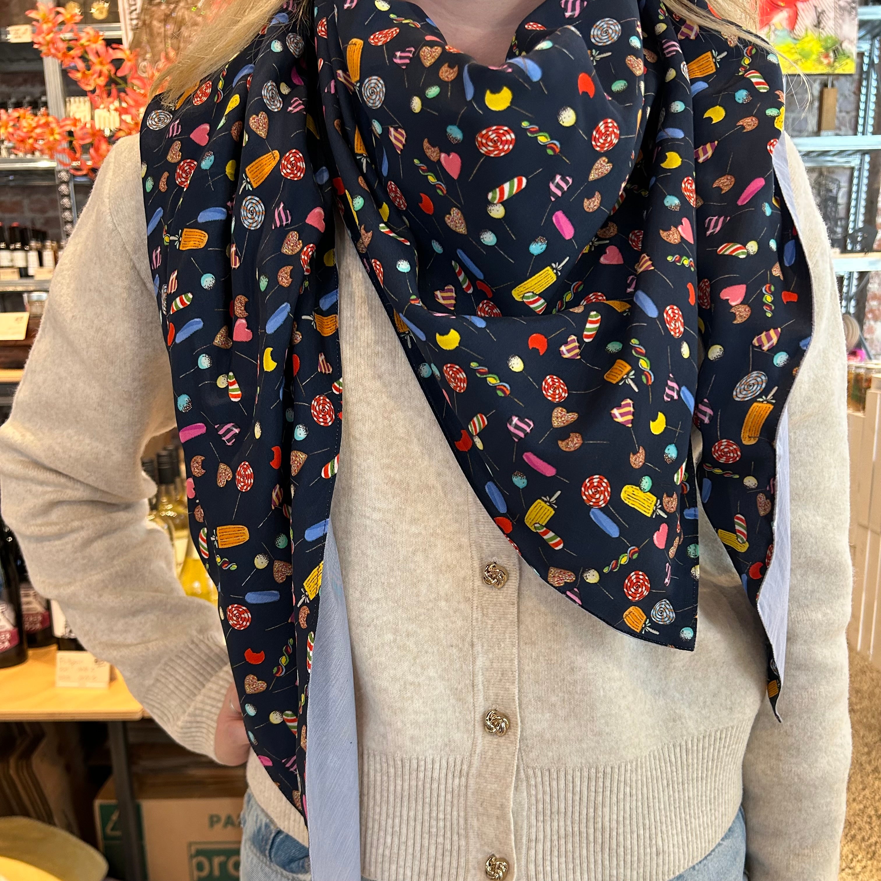 Bunte Damen-Tücher von Vavite in verschiedenen Designs und Farben – leichte, modische Accessoires aus hochwertigem Stoff, ideal als Halstuch, Schal oder modisches Highlight für jedes Outfit. Perfekt für Frühling, Sommer, Herbst und Winter.