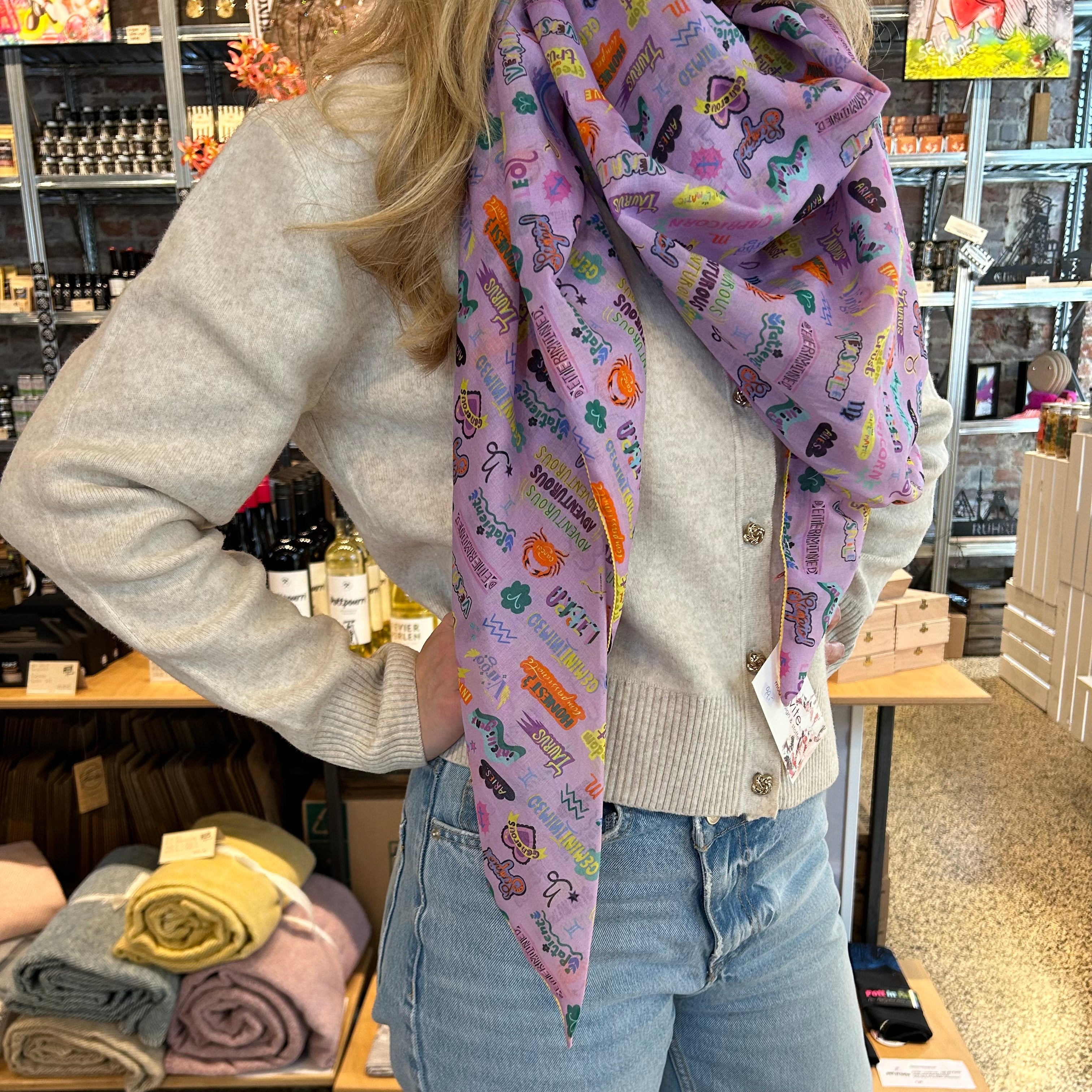 Bunte Damen-Tücher von Vavite in verschiedenen Designs und Farben – leichte, modische Accessoires aus hochwertigem Stoff, ideal als Halstuch, Schal oder modisches Highlight für jedes Outfit. Perfekt für Frühling, Sommer, Herbst und Winter.